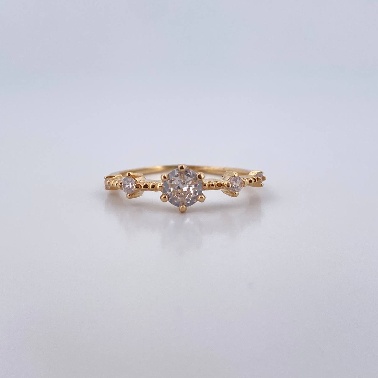 Anillo Solitario Churumbela 1.65gr / T6 / Circones Blancos Oro Amarillo 18K $