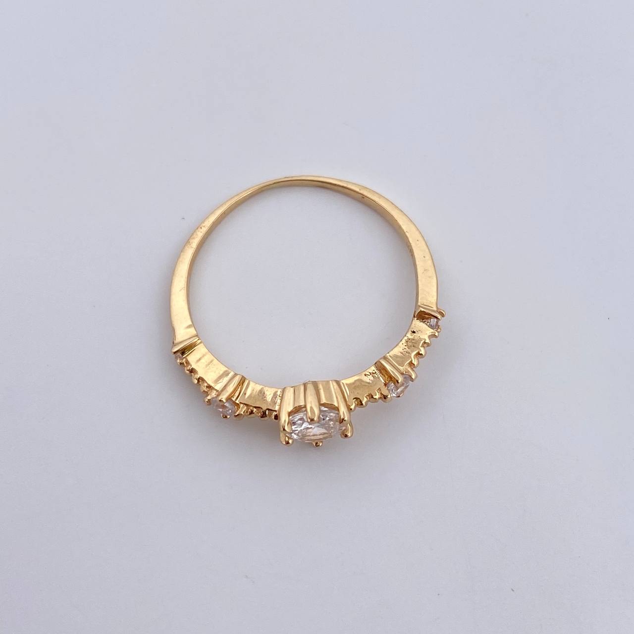Anillo Solitario Churumbela 1.65gr / T6 / Circones Blancos Oro Amarillo 18K $