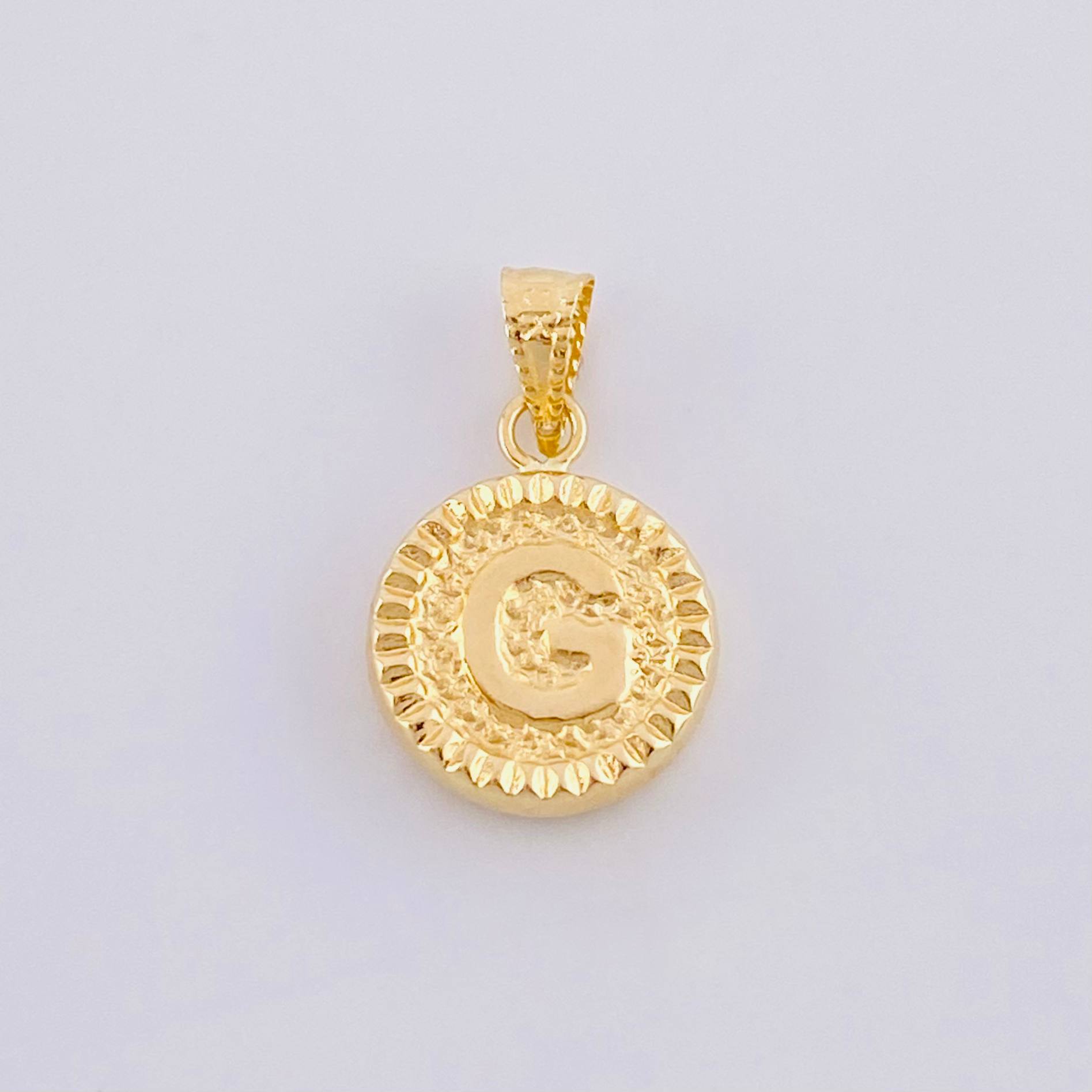 Dije Letra G Marco Bordeado 0.6g / 3/4 in Oro Amarillo 18K