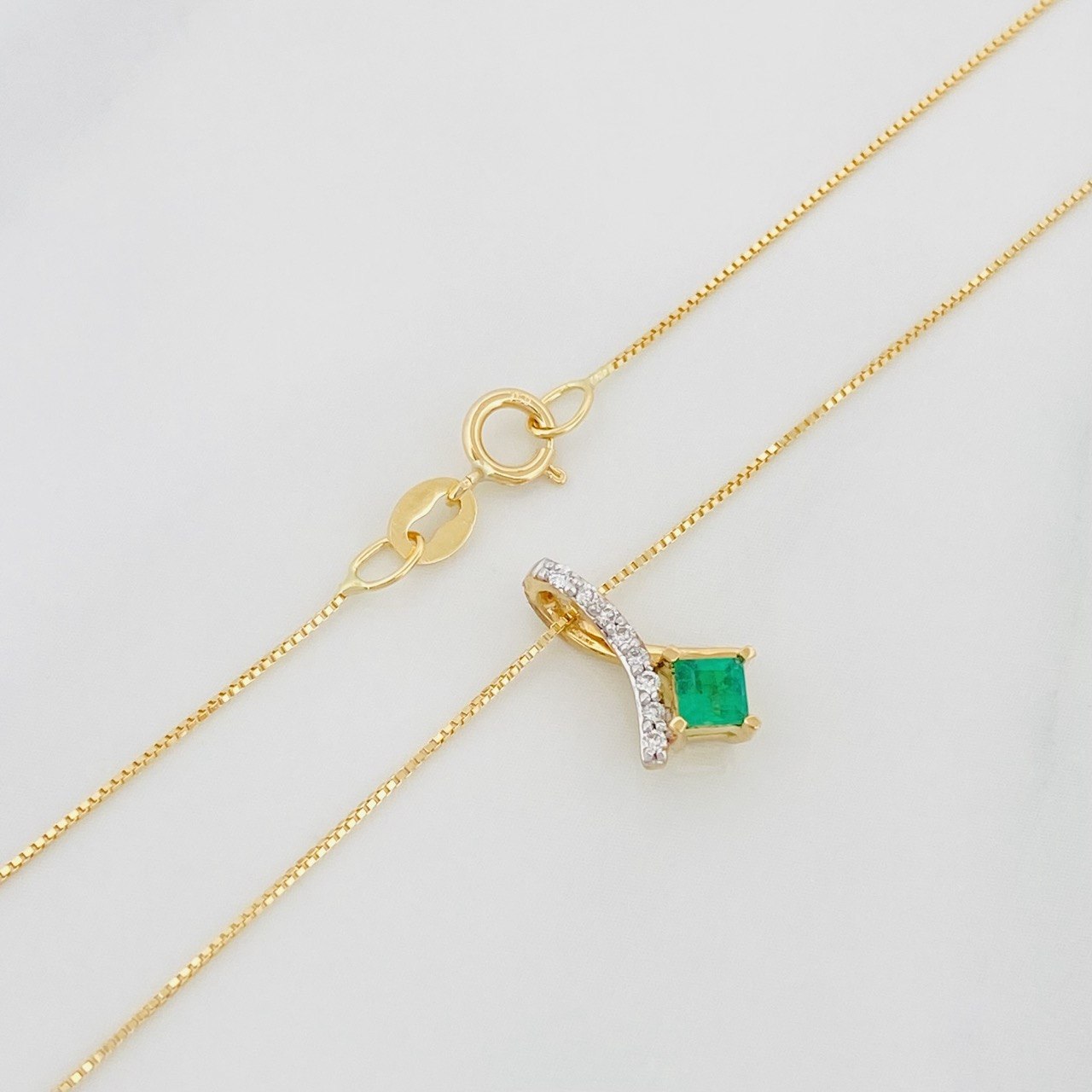 Set Cadena Veneciana + Dije Rombolazocruzadoesmeralda15Ptsdiamantes04Pts / 1.65 g / 19 3/4 in Oro Amarillo 18K