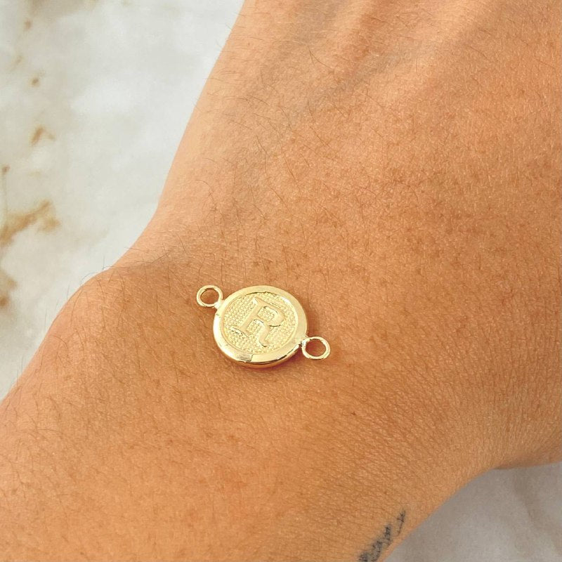 Charm Letter R 0.6gr / 0.7in / 18K Gold ©