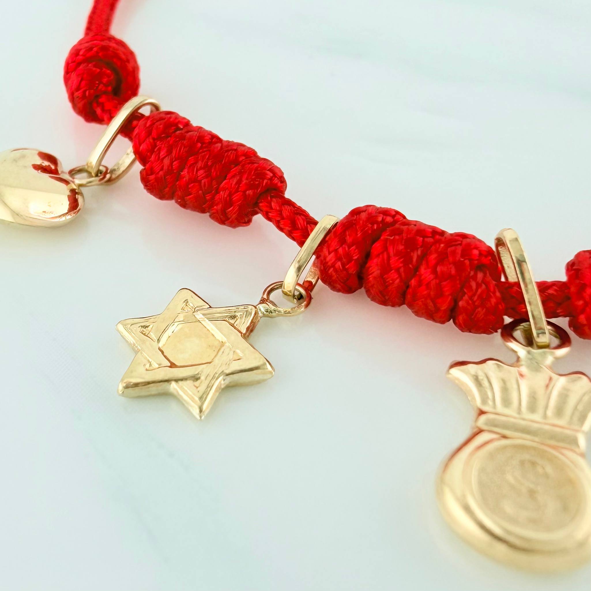 Pulsera Tejida Roja Siete Nudo Oro Amarillo 18K