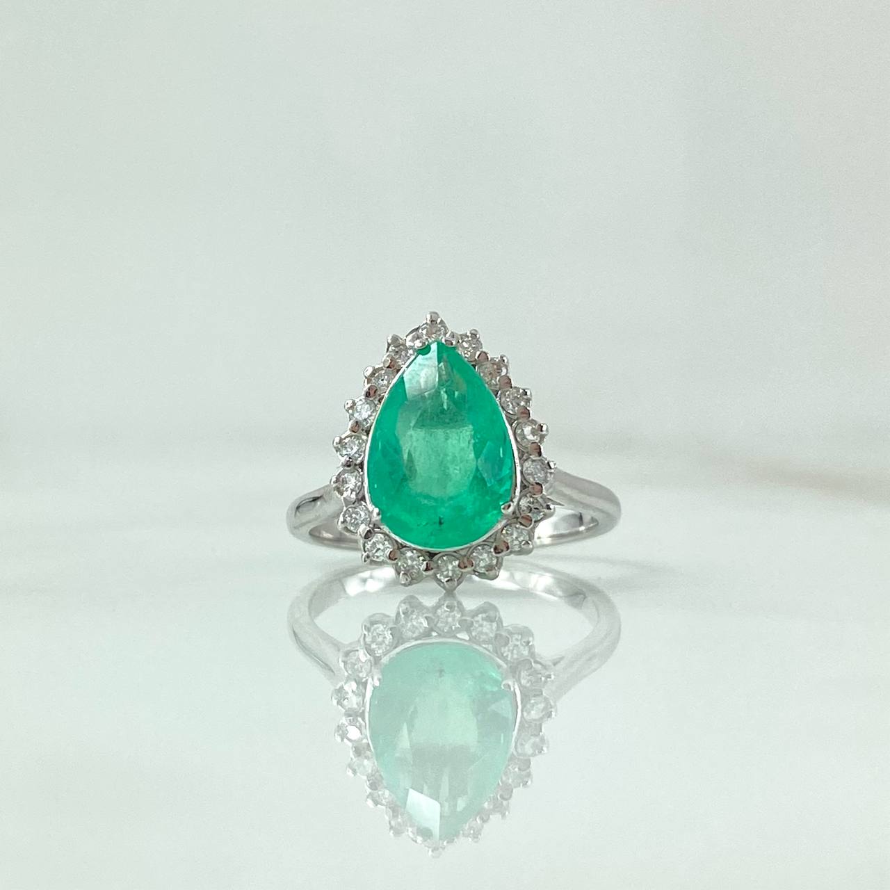 Halo Ring In Pear 4.4gr / Size 6 1/2 / Emeralds 2.43 Qts - White Diamonds 30Pts 18K White Gold (Jewel)