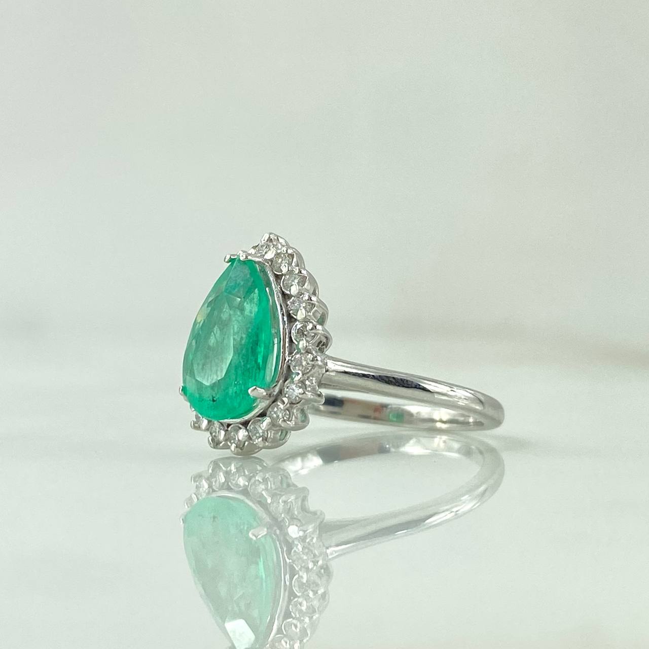 Halo Ring In Pear 4.4gr / Size 6 1/2 / Emeralds 2.43 Qts - White Diamonds 30Pts 18K White Gold (Jewel)