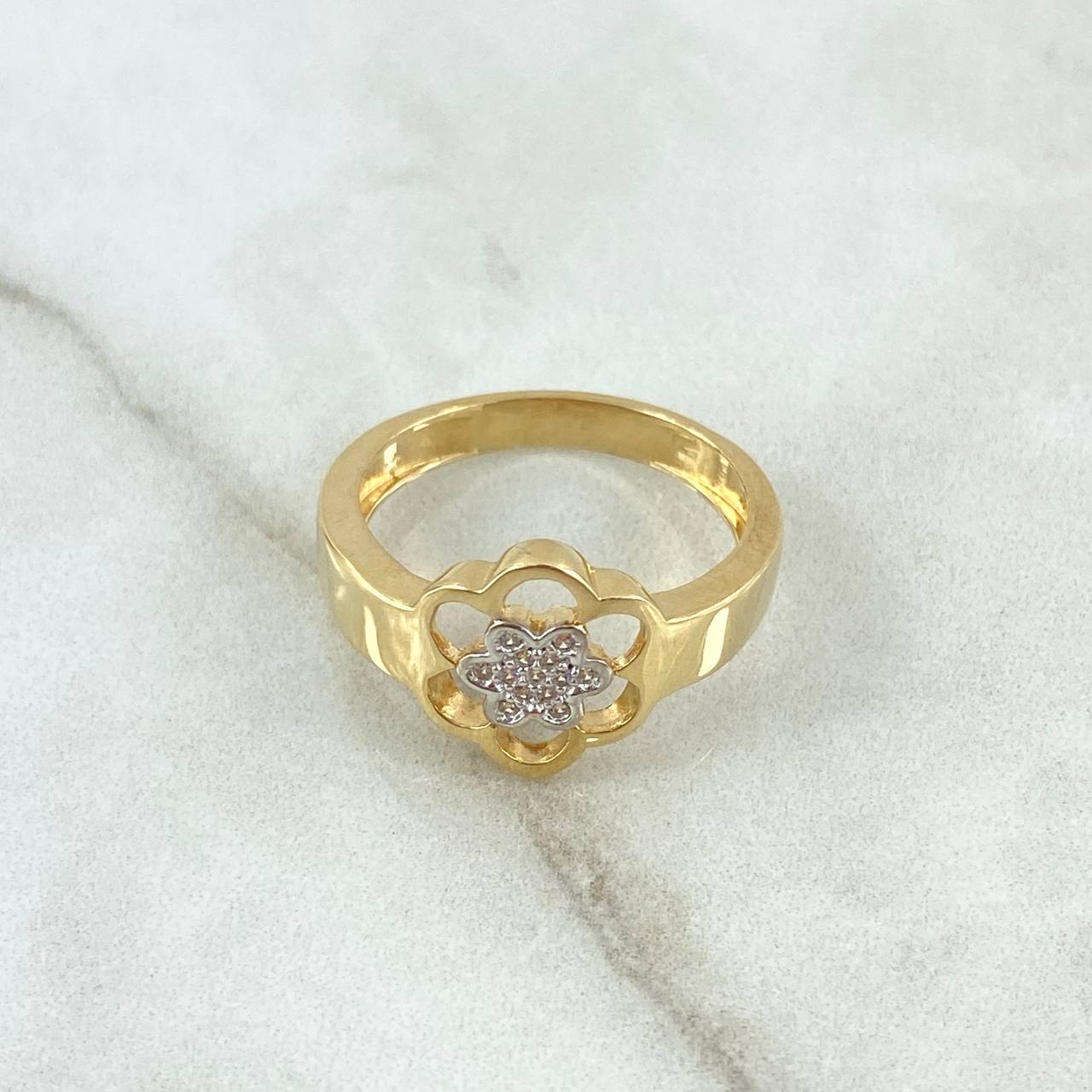 Double Flower Ring 4.25gr / Size 7 1/2 / White Zircons 18K Yellow Gold