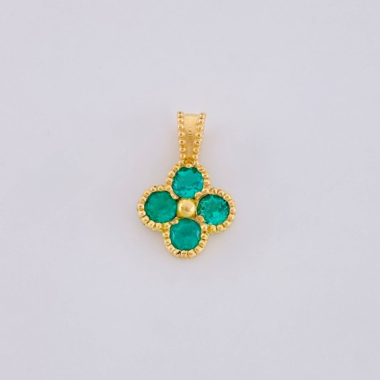 Dije Flor Esmeralda 39Pts 2.45 g / 1/2 in Oro Amarillo 18K