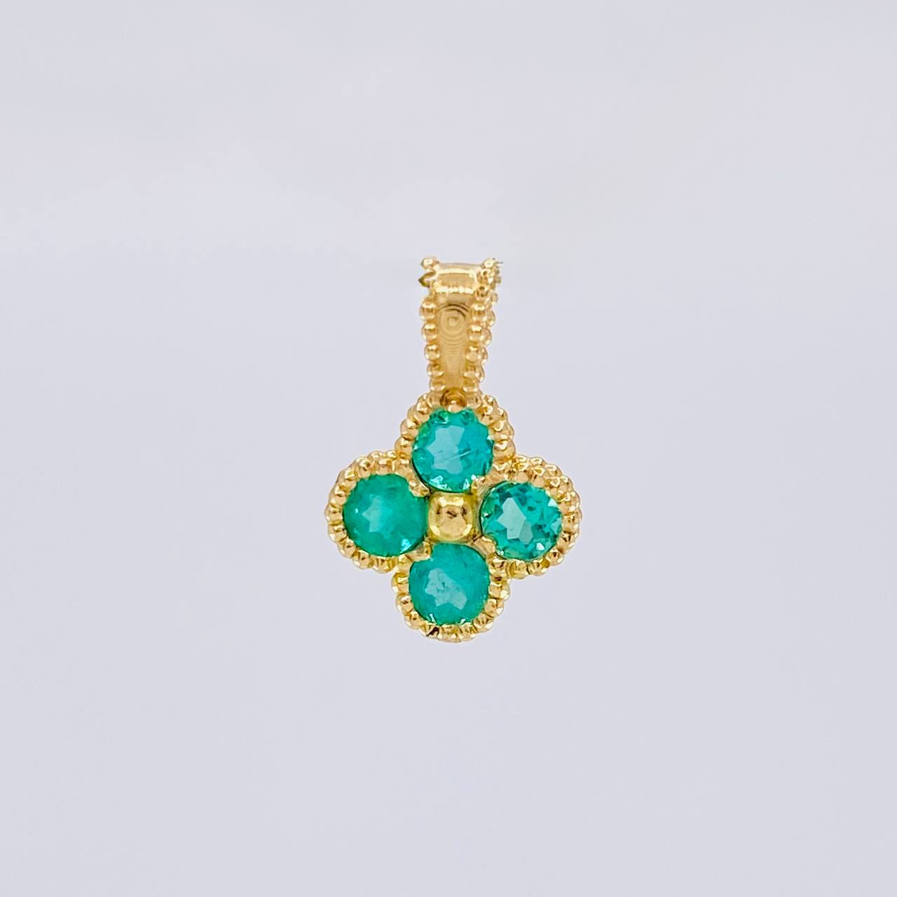 Dije Flor Esmeralda 39Pts 2.45 g / 1/2 in Oro Amarillo 18K
