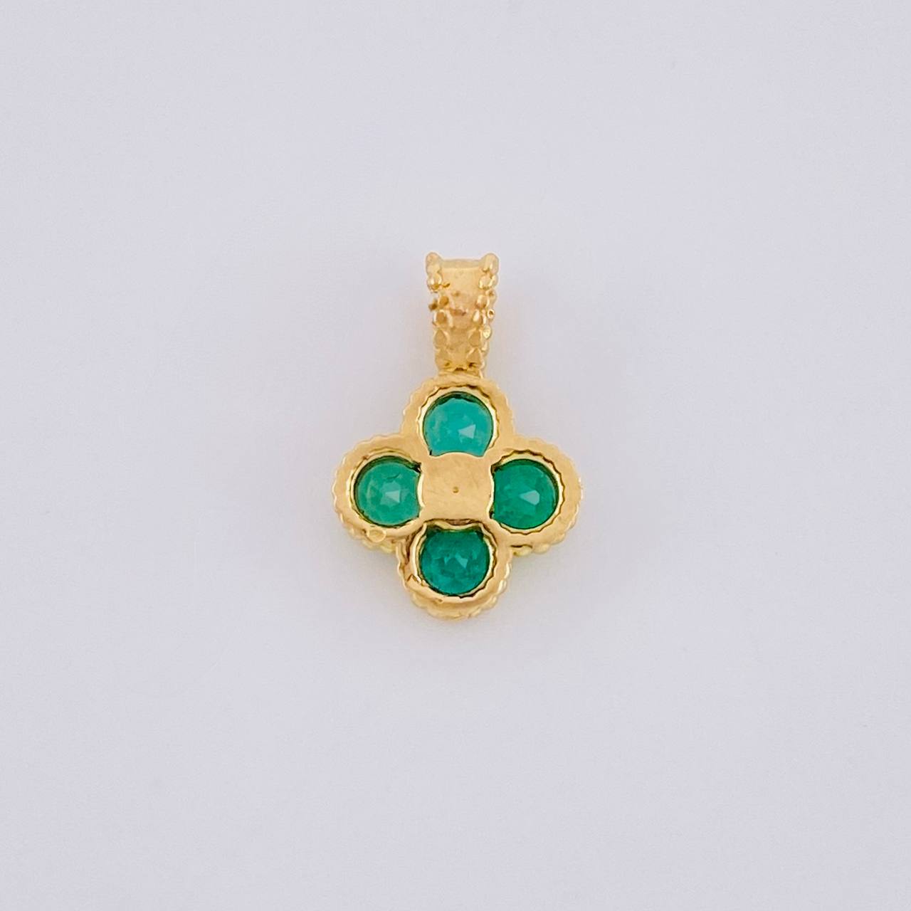 Dije Flor Esmeralda 39Pts 0.8 g / 1/2 in Oro Amarillo 18K