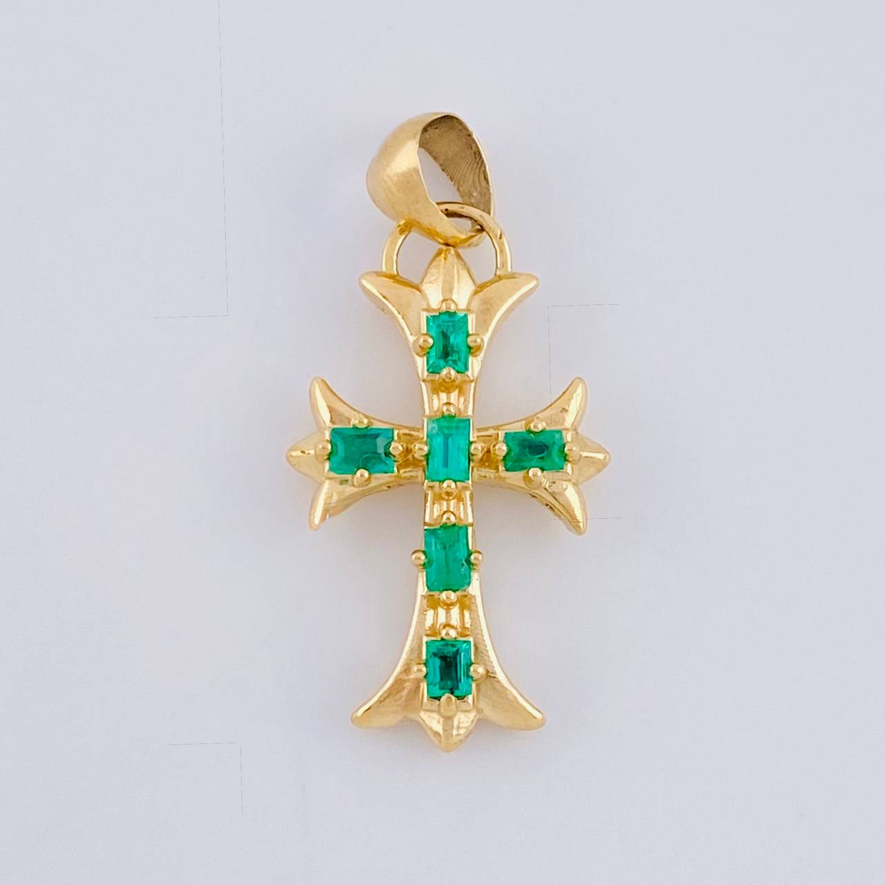 Pendant Trifoliate Cross with Dotted Emerald 40Pts 2.45 g / 1 in Yellow Gold 18K