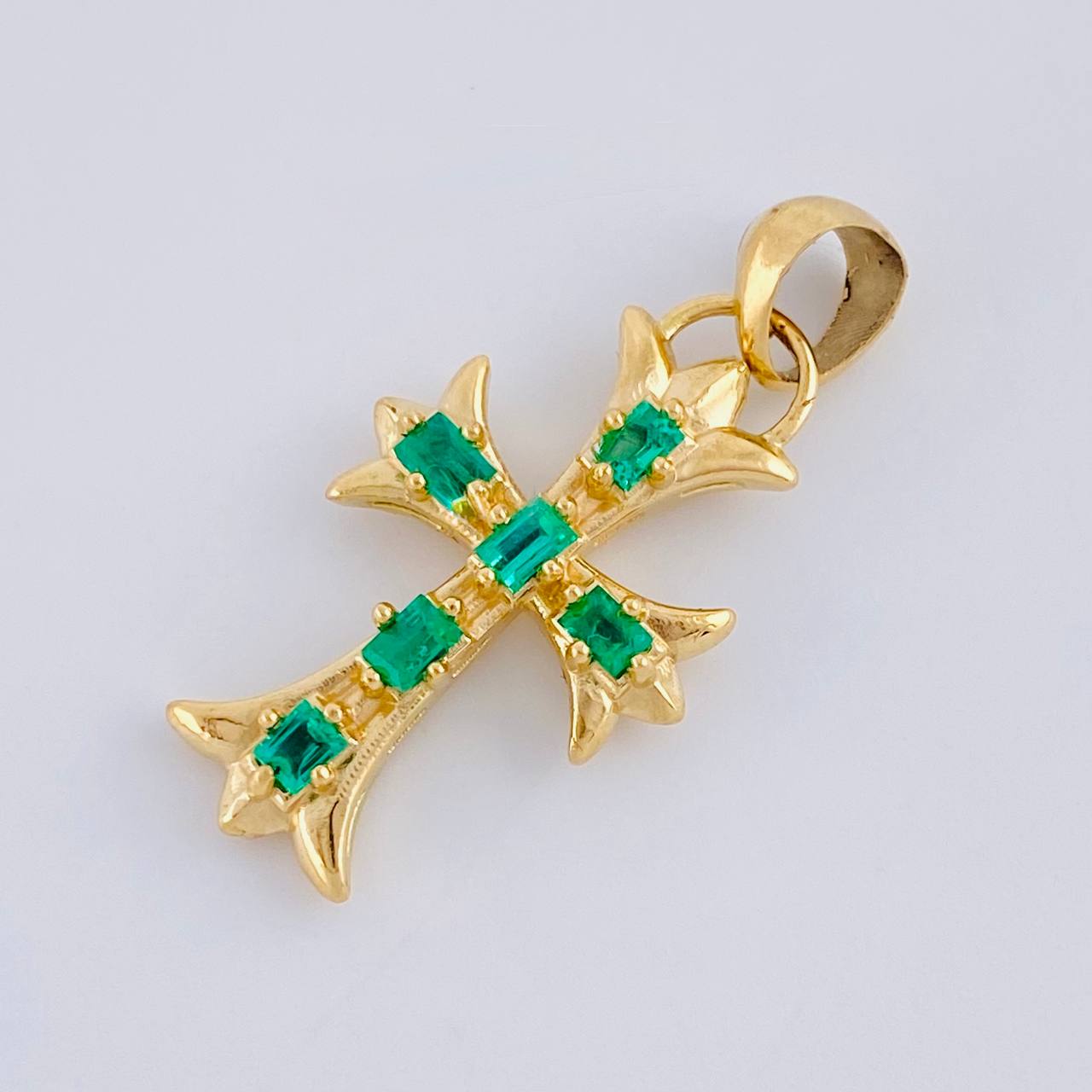 Dije Cruz Trifoliada Punteada Esmeralda 40Pts 2.4 g / 1 in Oro Amarillo 18K