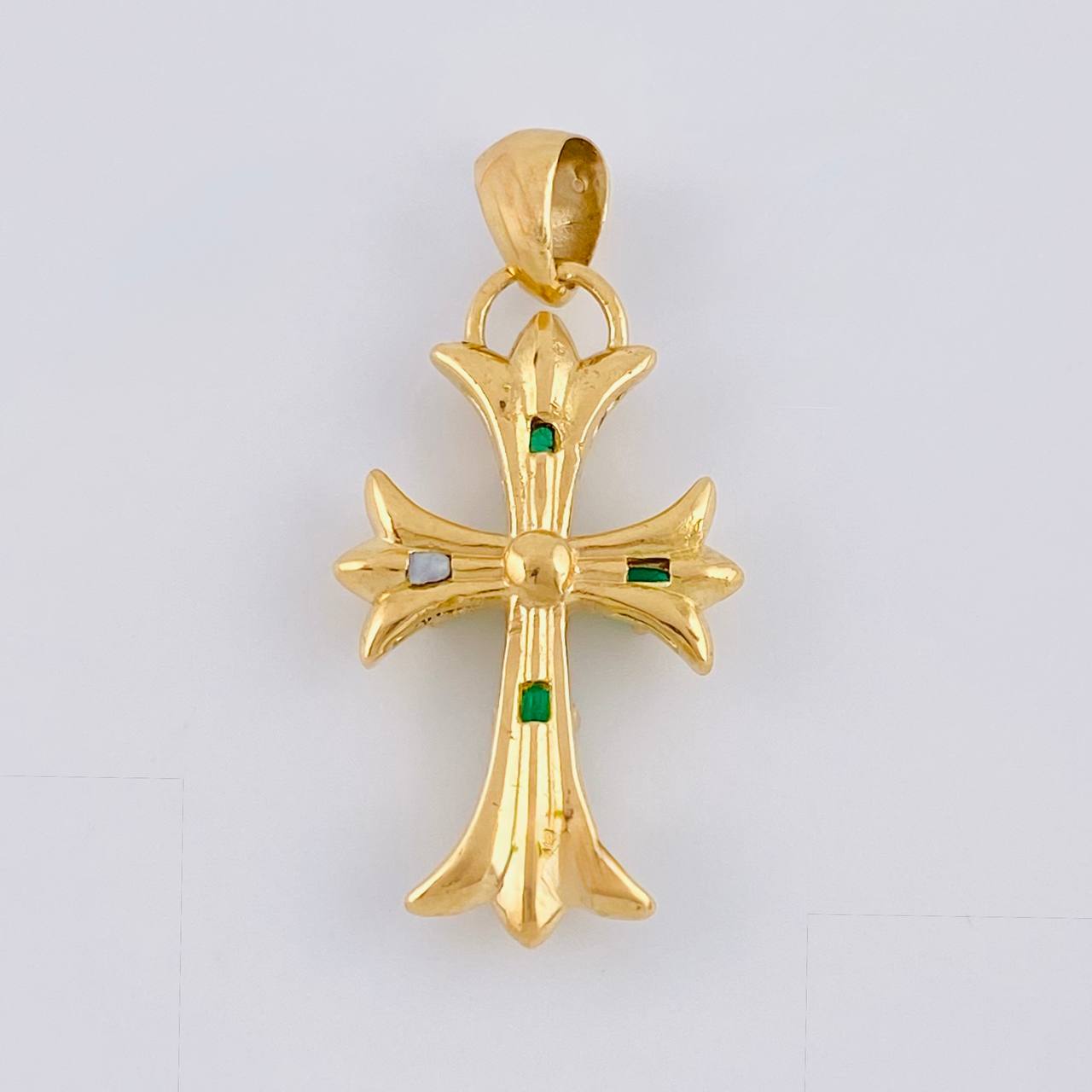 Dije Cruz Trifoliada Punteada Esmeralda 40Pts 2.4 g / 1 in Oro Amarillo 18K