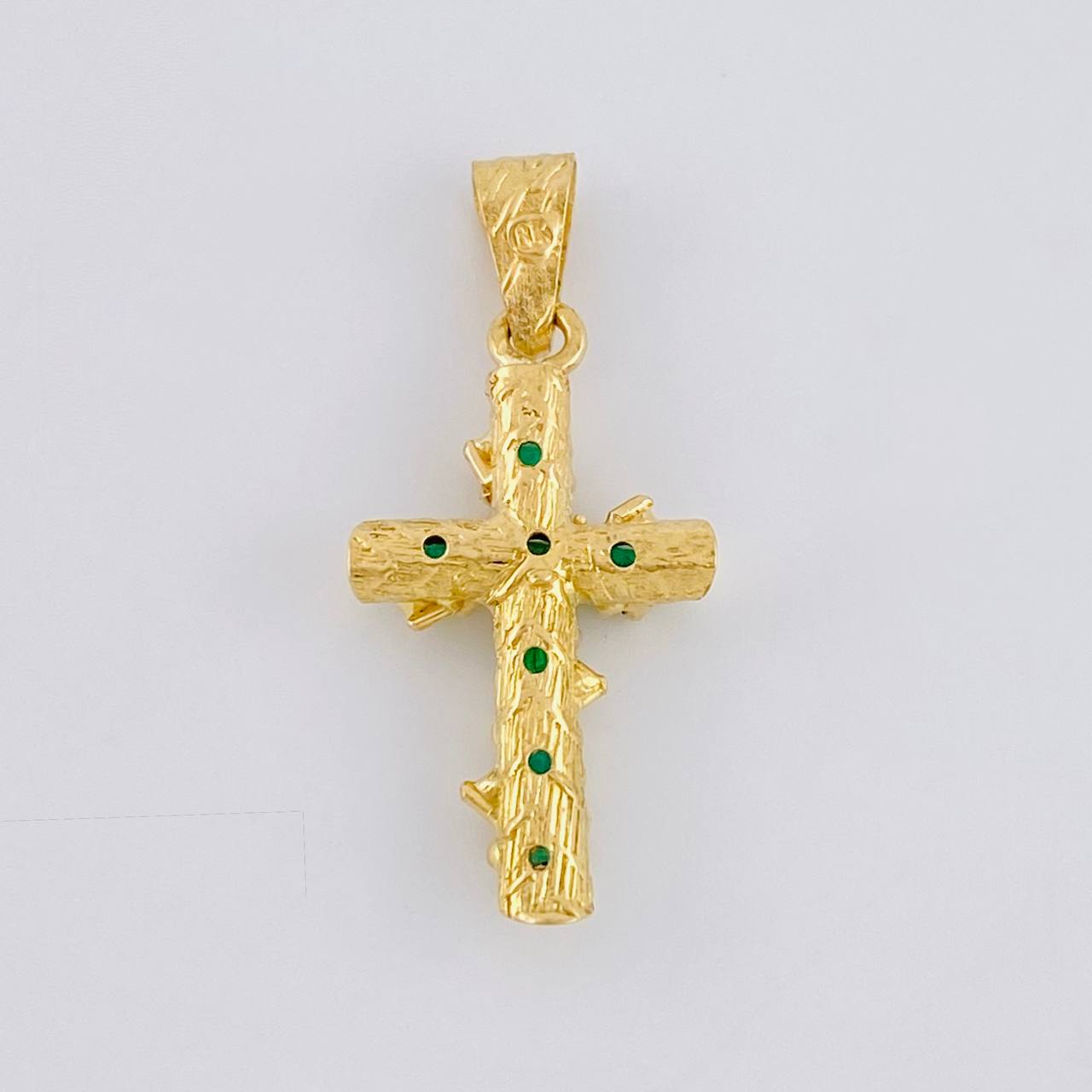 Dije Cruz Tronco Esmeralda 70Pts 1.45 g / 1 in Oro Amarillo 18K