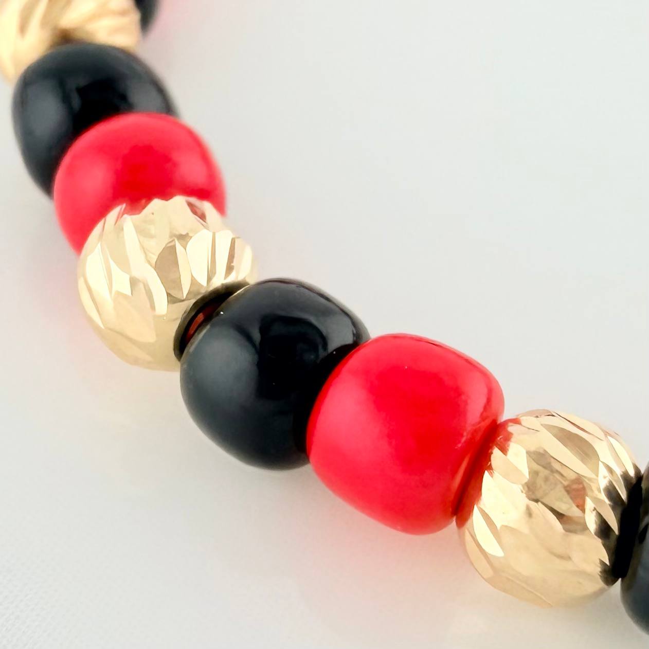 Pulsera Tejida Roja Mostacillas Oro Amarillo 18K