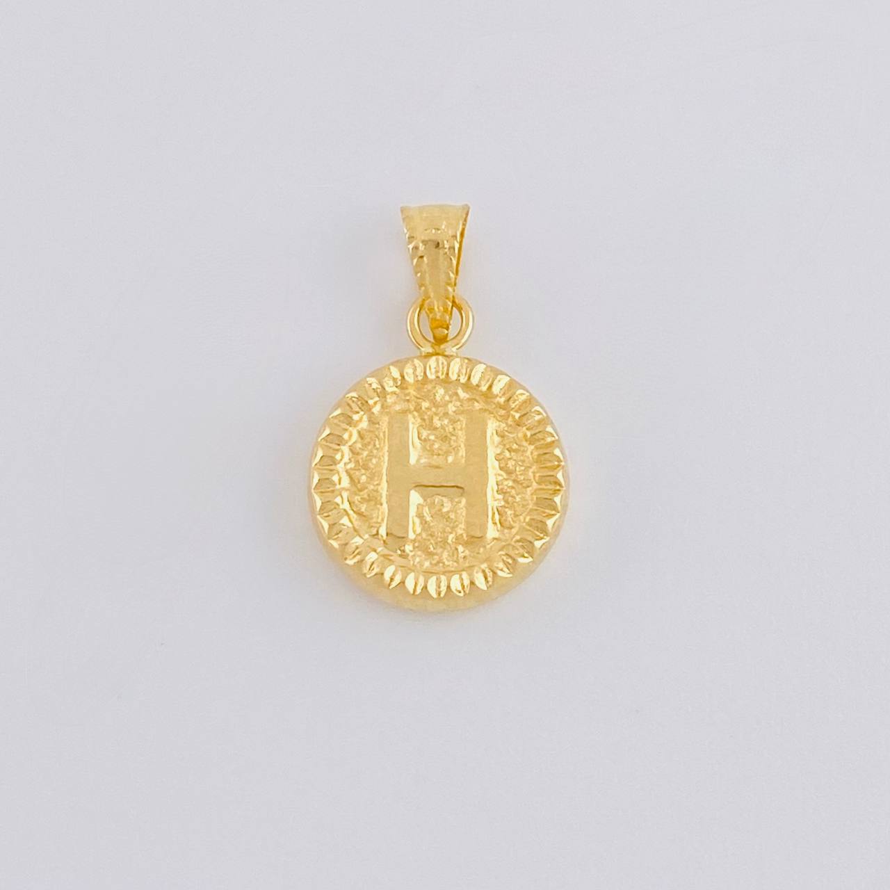 Dije Letra H Marco Bordeado 0.55g / 3/4 in Oro Amarillo 18K