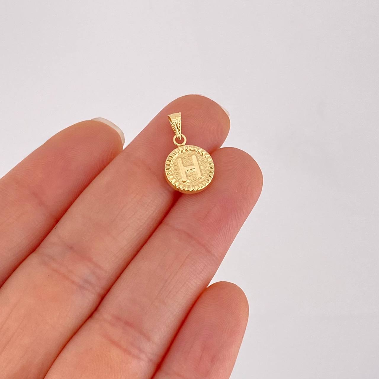 Dije Letra H Marco Bordeado 0.55g / 3/4 in Oro Amarillo 18K