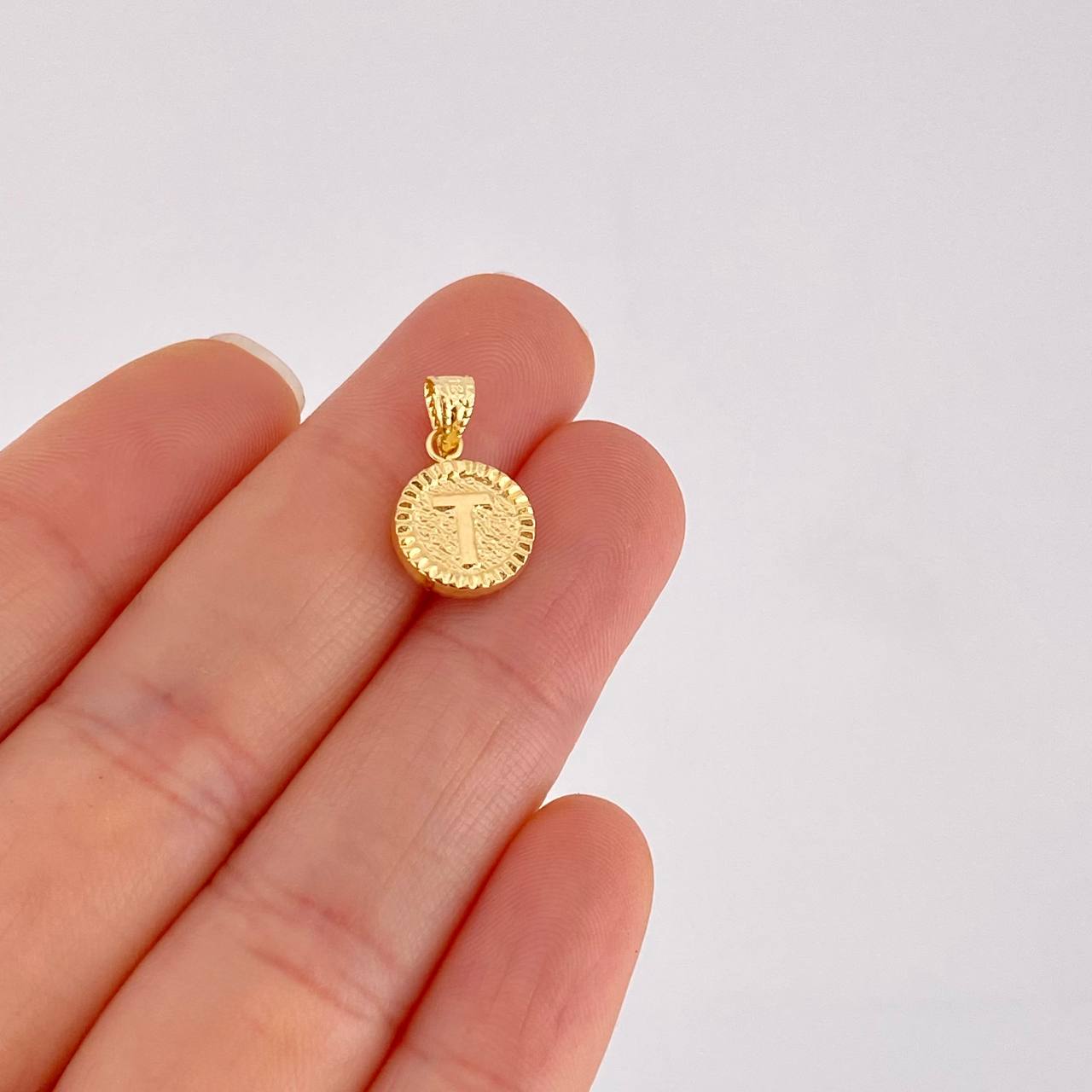 Pendant Letter T Framed Border 0.6g / 3/4 in 18K Yellow Gold
