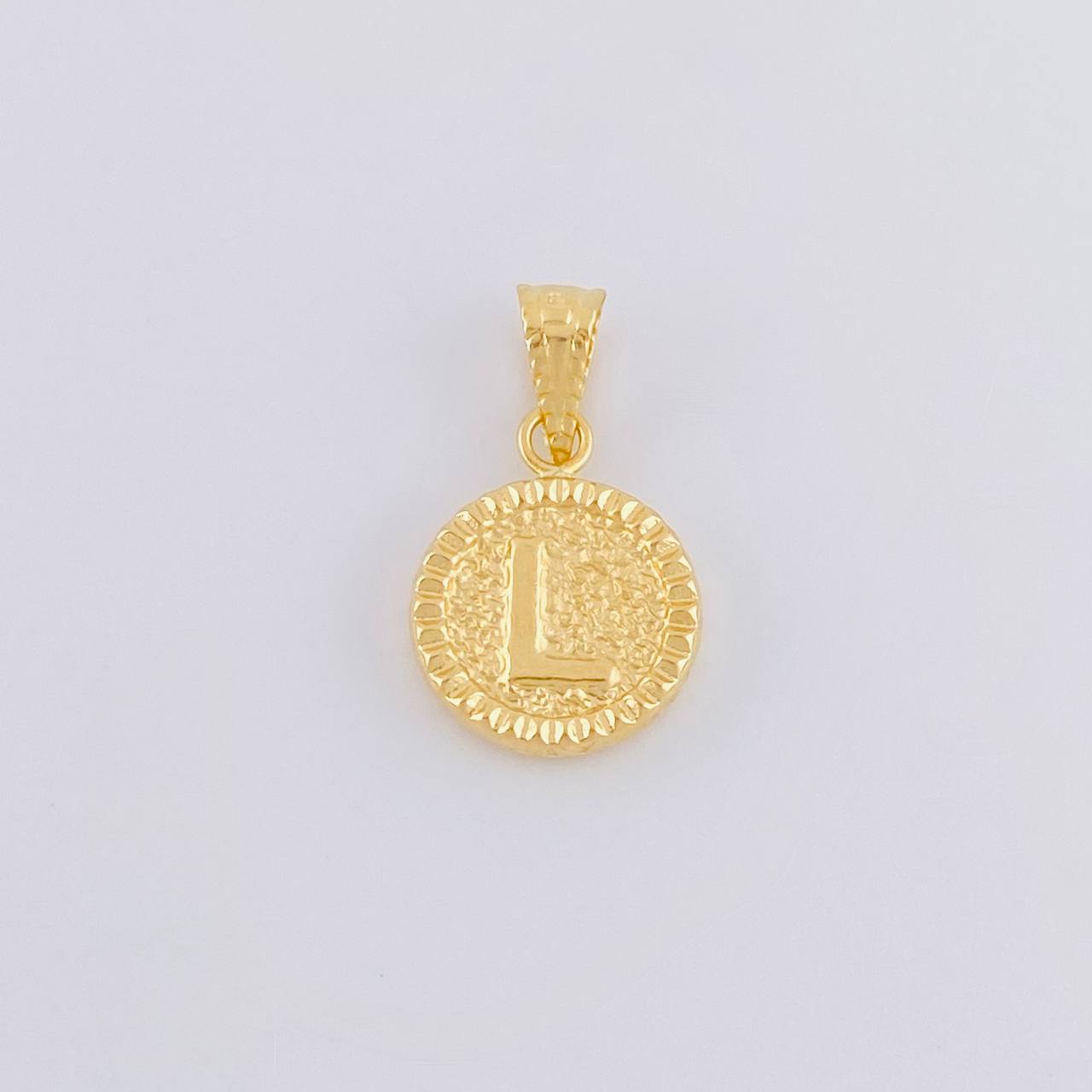 Dije Letra L Marco Bordeado 0.55g / 3/4 in Oro Amarillo 18K