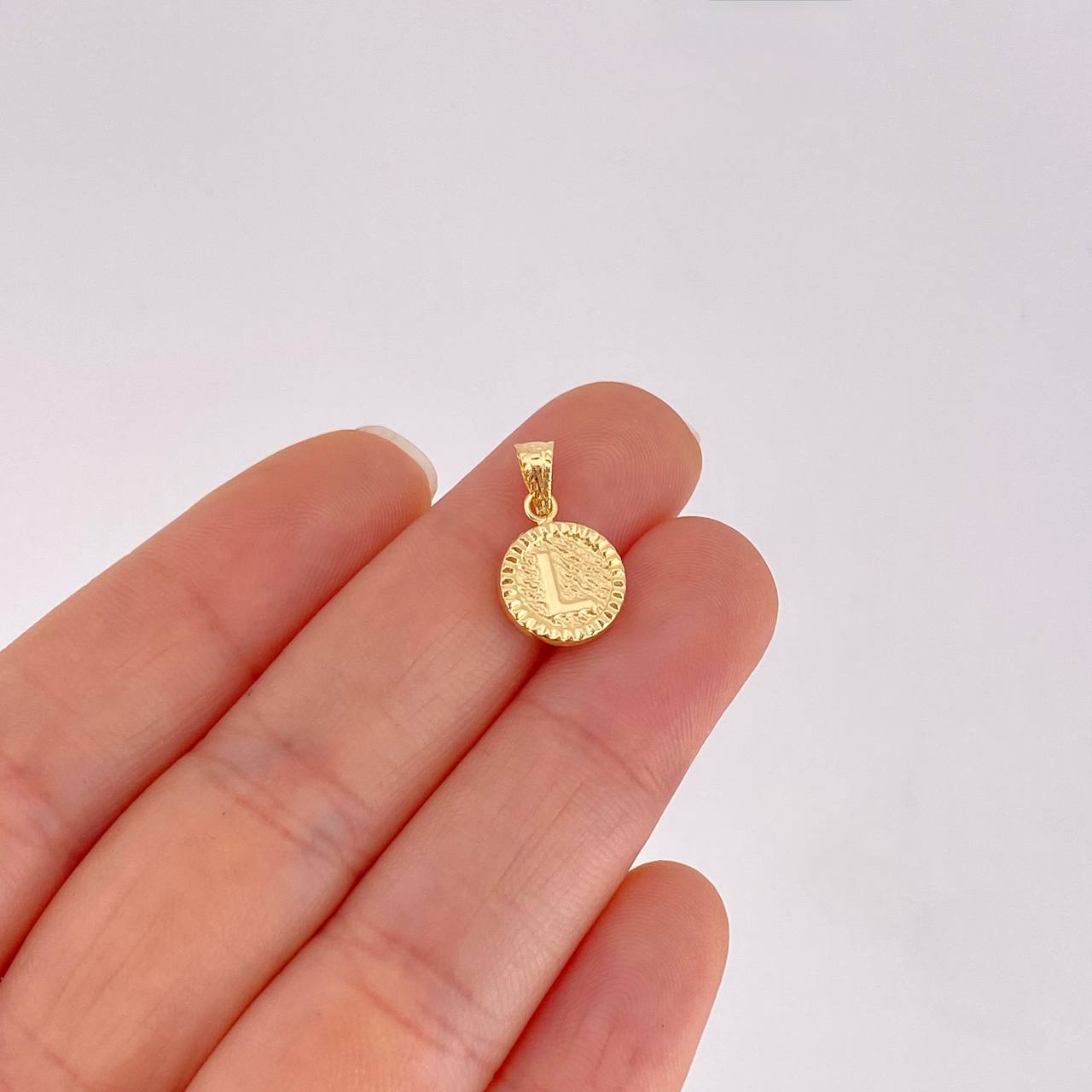 Pendant Letter L Framed Border 0.55g / 3/4 in Yellow Gold 18K