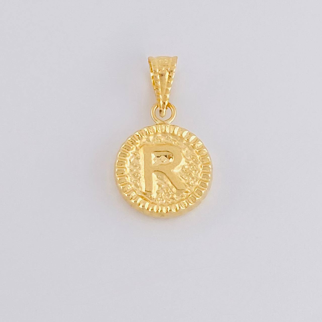 Dije Letra R Marco Bordeado 0.6g / 3/4 in Oro Amarillo 18K