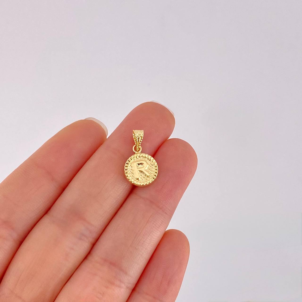 Dije Letra R Marco Bordeado 0.6g / 3/4 in Oro Amarillo 18K