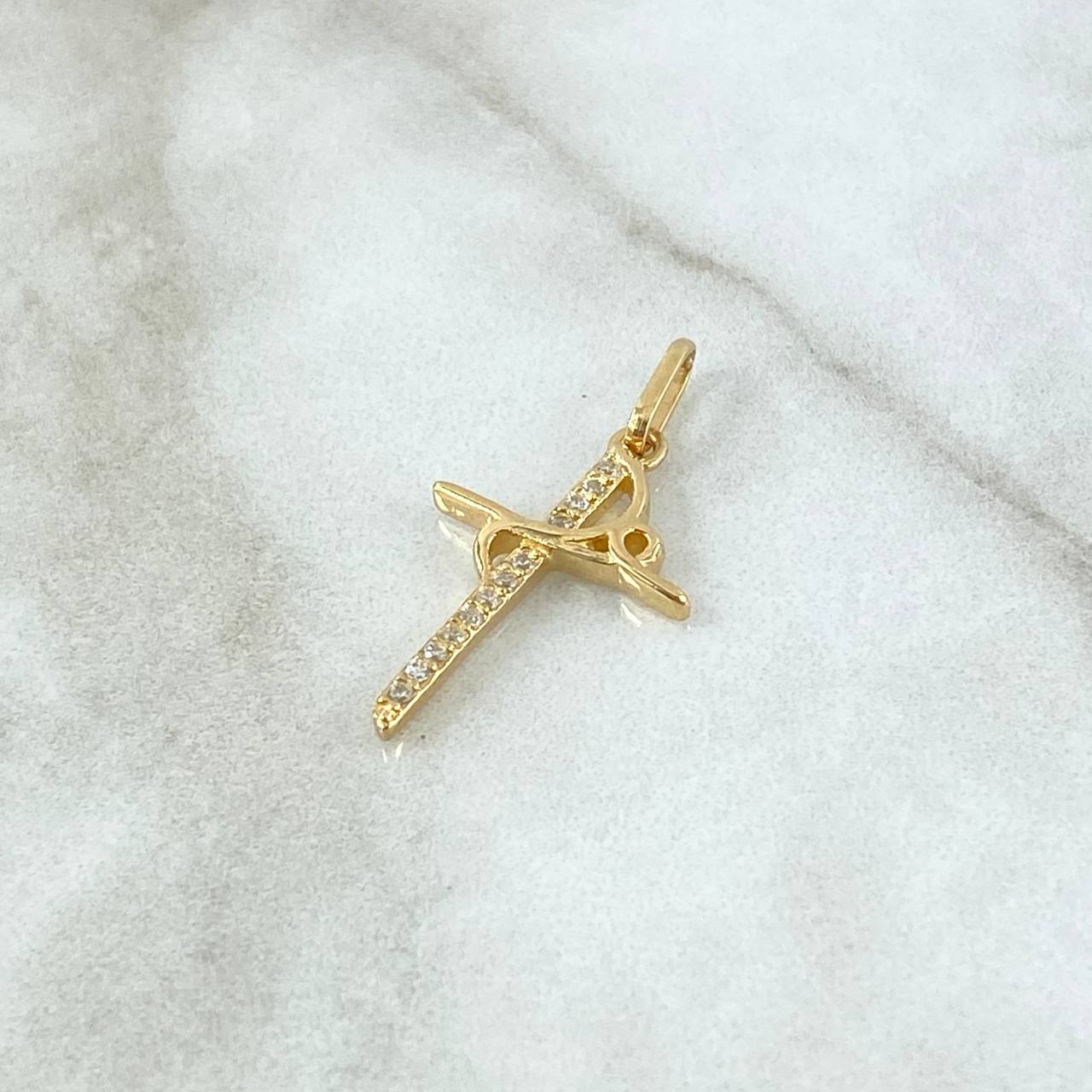 Dije Cruz FE 1.4gr / 2.8cm / Circones Blancos Oro Amarillo 18K