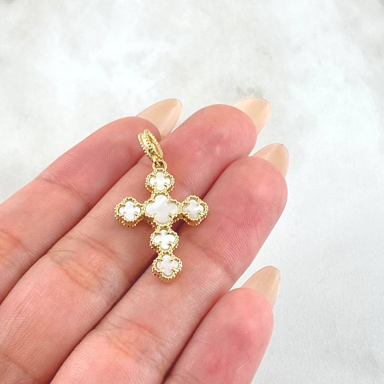 Dije Cruz Trebol Nacar Blanco 3.05gr / 1 1/4 in / Oro Amarillo Nac.Esp. 18K