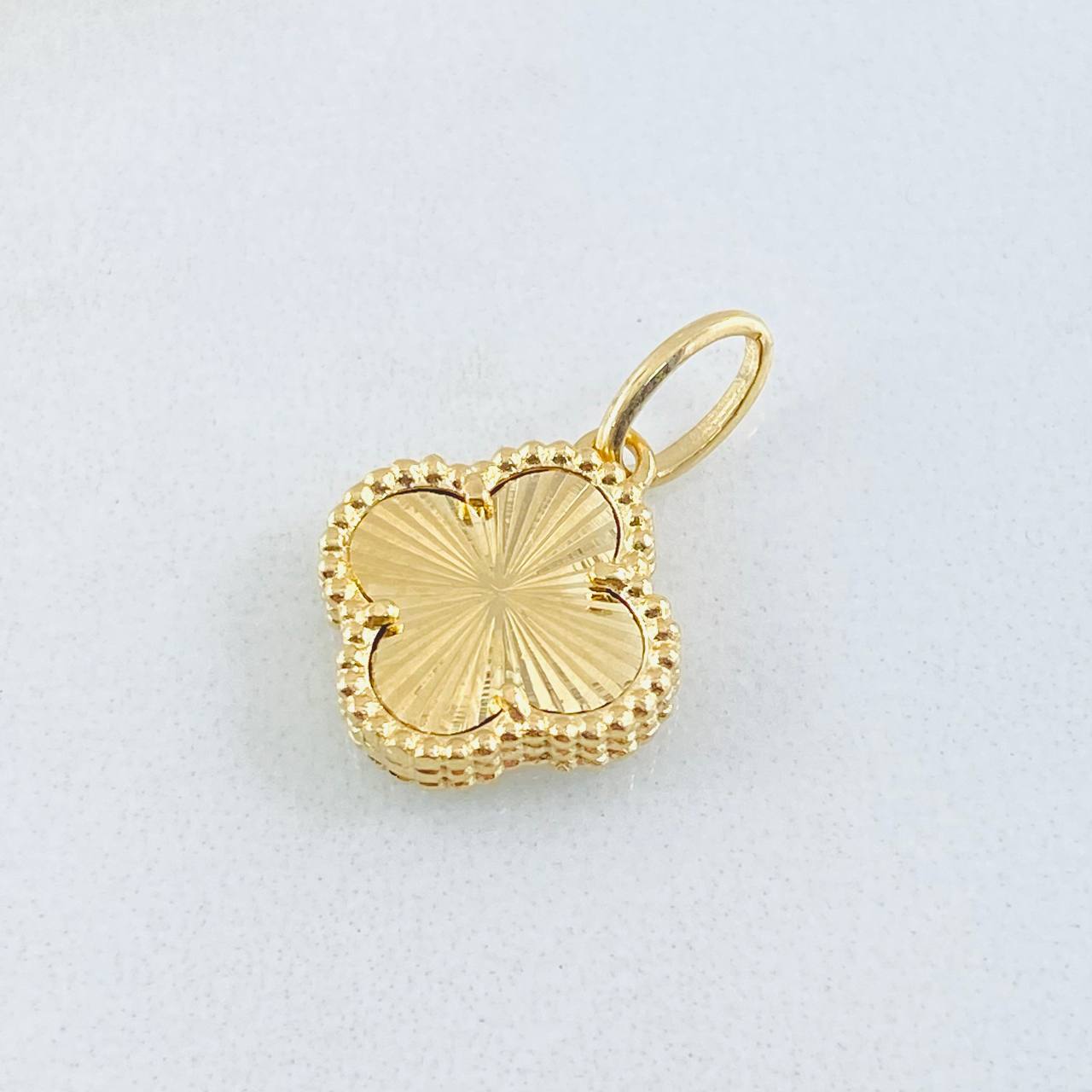 Clover Pendant Gold 1.95gr / 3/4 in / 18K Yellow Gold Special Finish