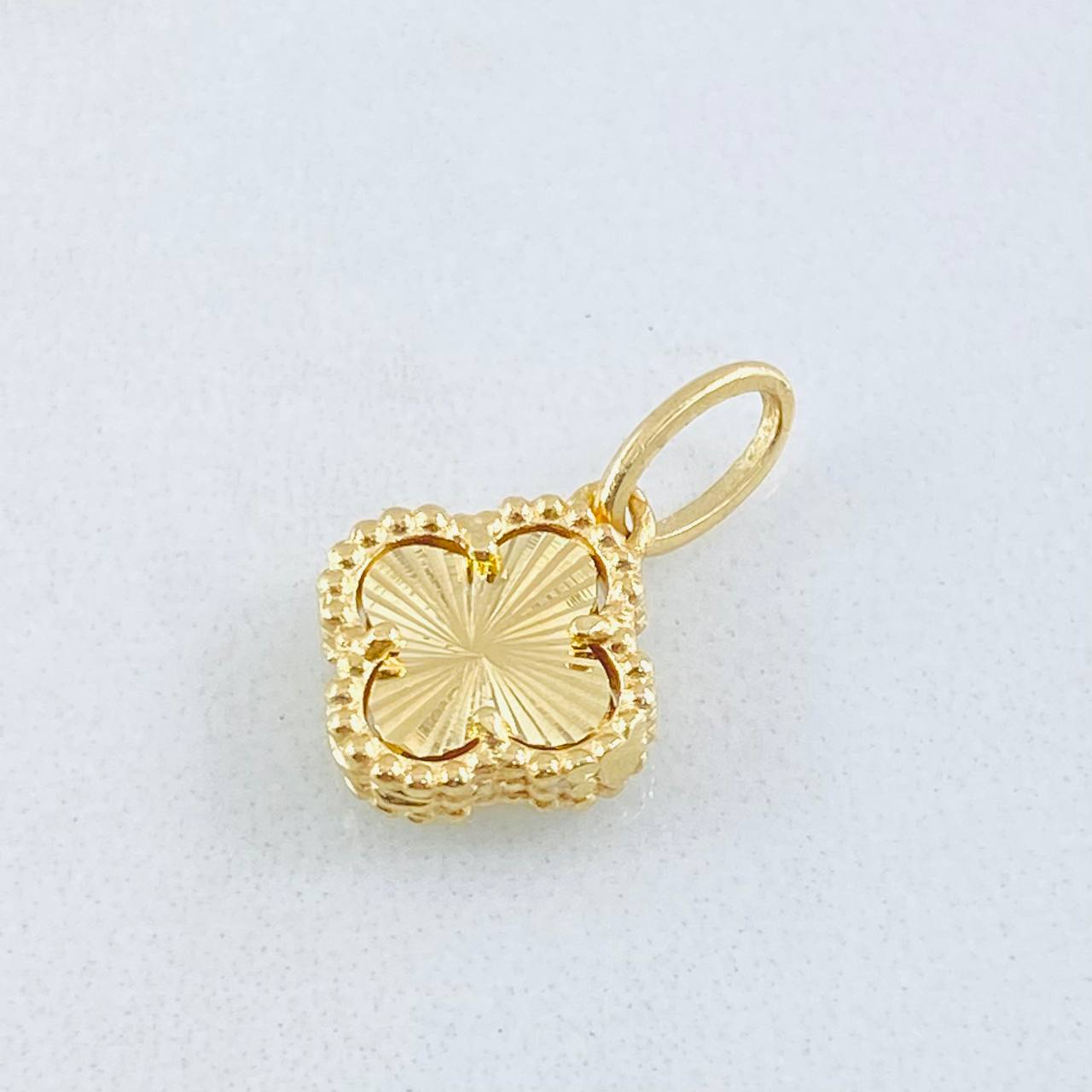 Clover Pendant 1.4gr / 3/4 in / 18K Yellow Gold Nac.Esp.