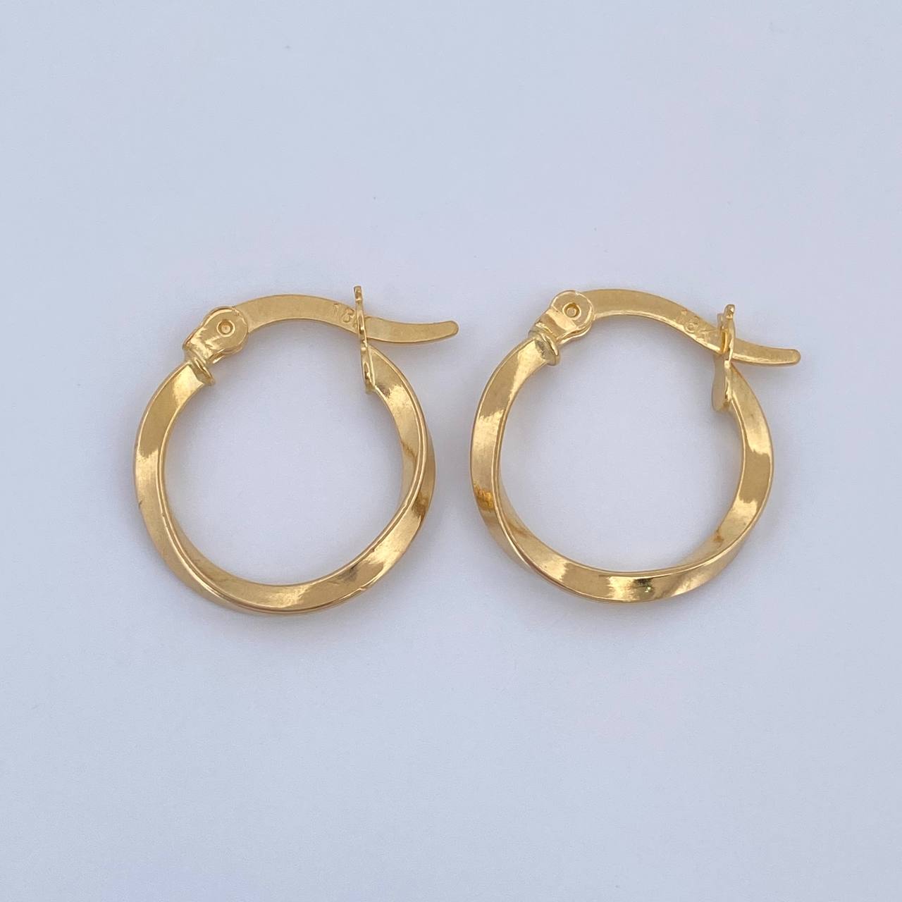 Kari Hoop Earrings 1.65gr / 3/4 in / 18K Gold