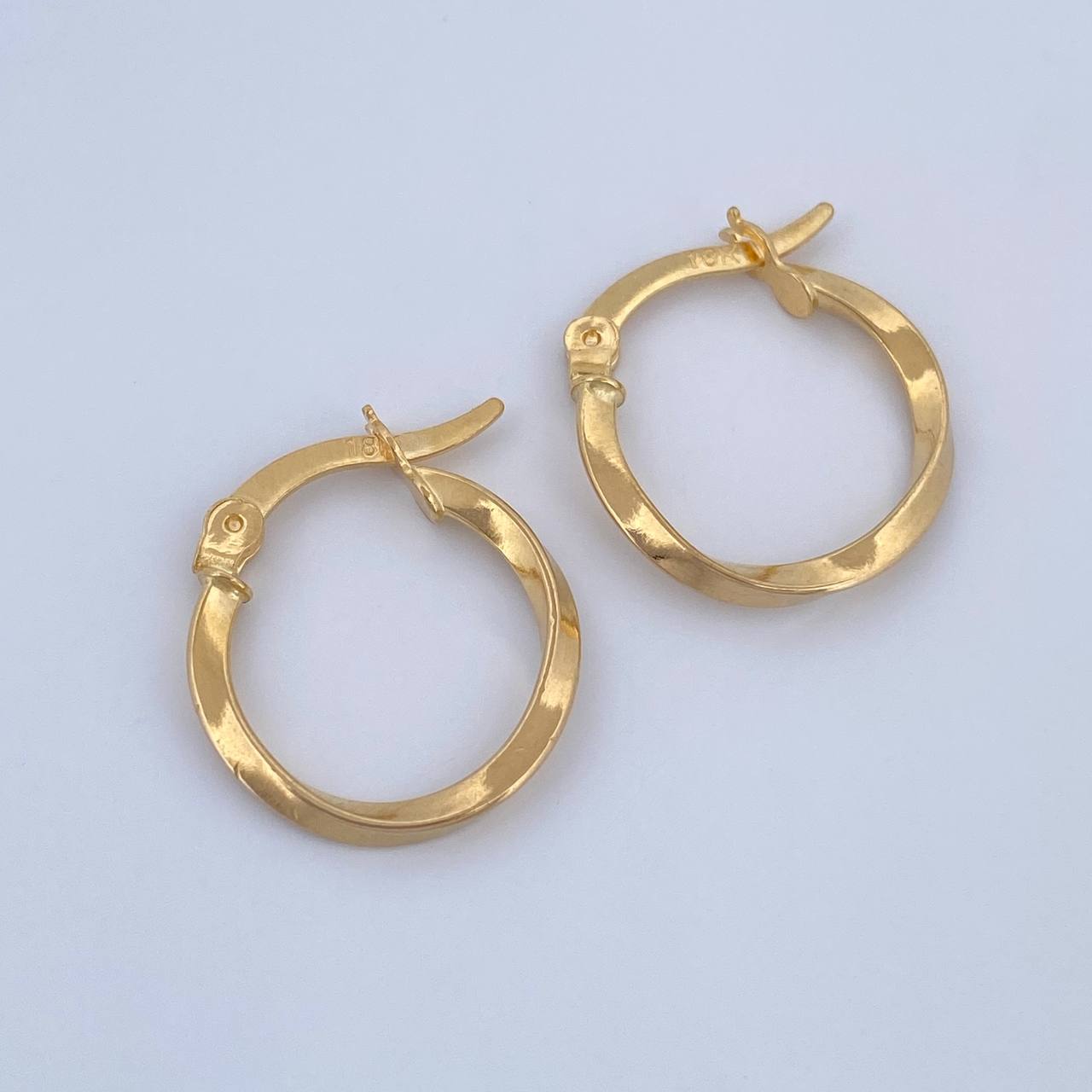 Kari Hoop Earrings 1.65gr / 3/4 in / 18K Gold