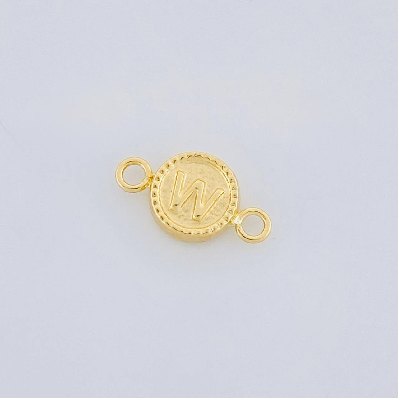 Herraje Letra W Marco Bordeado 0.45g / 1/2 in Oro Amarillo 18K