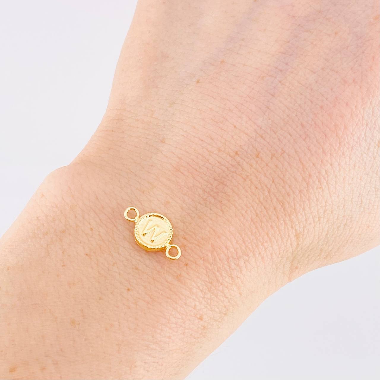 Herraje Letra W Marco Bordeado 0.45g / 1/2 in Oro Amarillo 18K