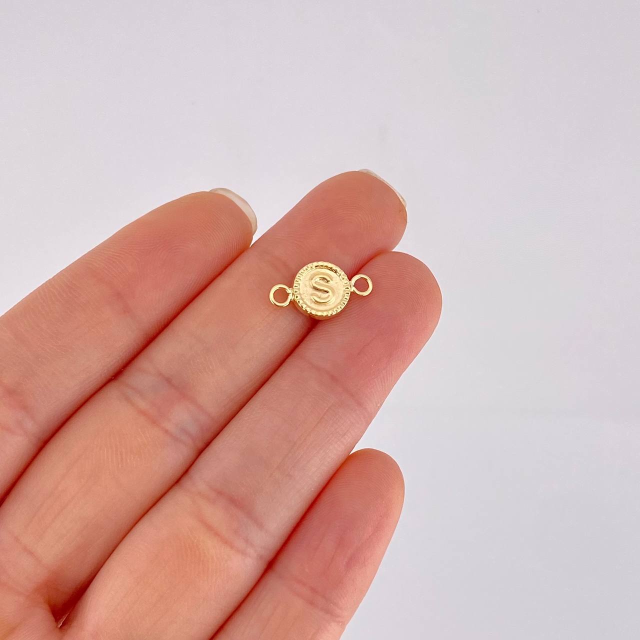 Herraje Letra S Marco Bordeado 0.4g / 1/2 in Oro Amarillo 18K