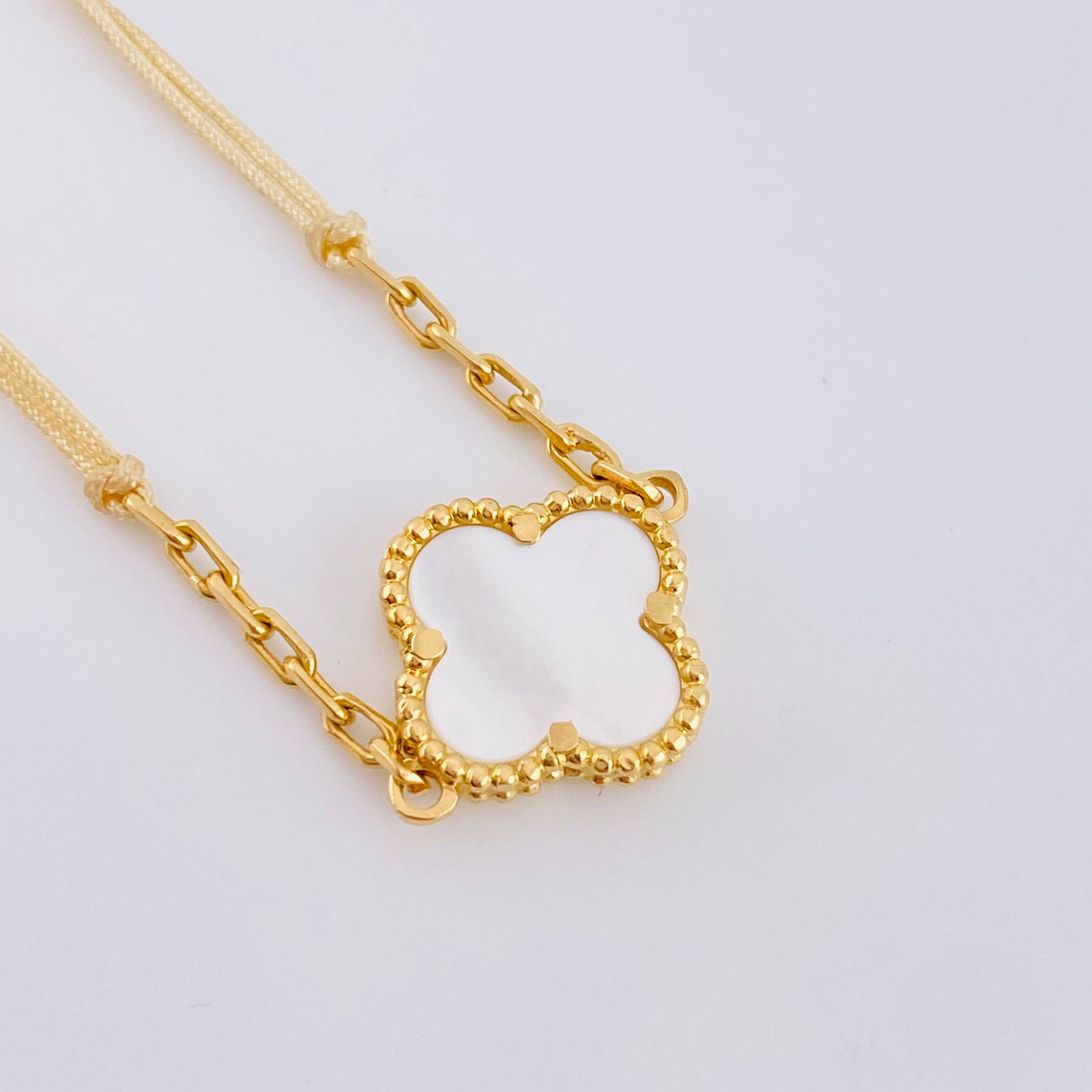 Pulsera Beige Trebol Blanco Cajón 3gr / Oro Amarillo Nac.Esp. 18K ©