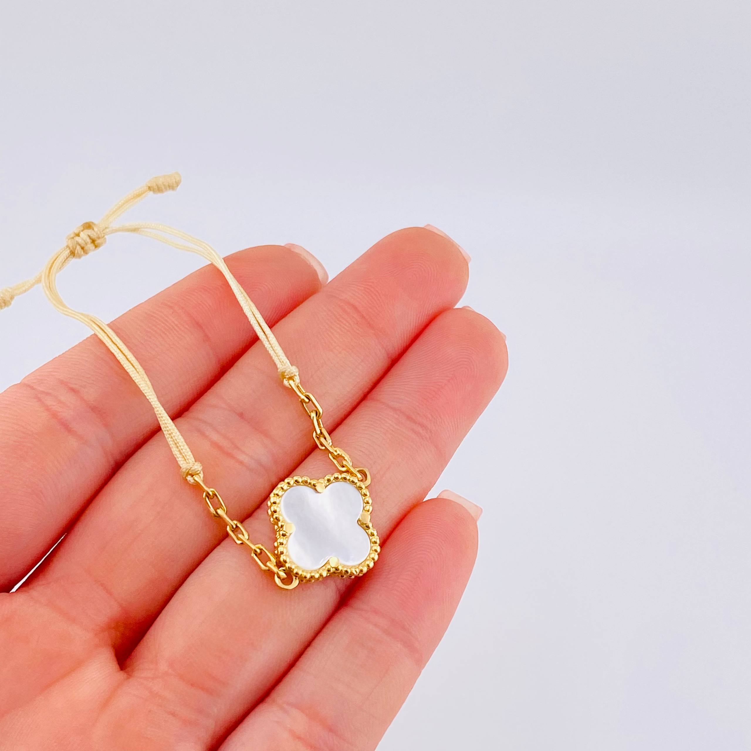 Pulsera Beige Trebol Blanco Cajón 3gr / Oro Amarillo Nac.Esp. 18K ©