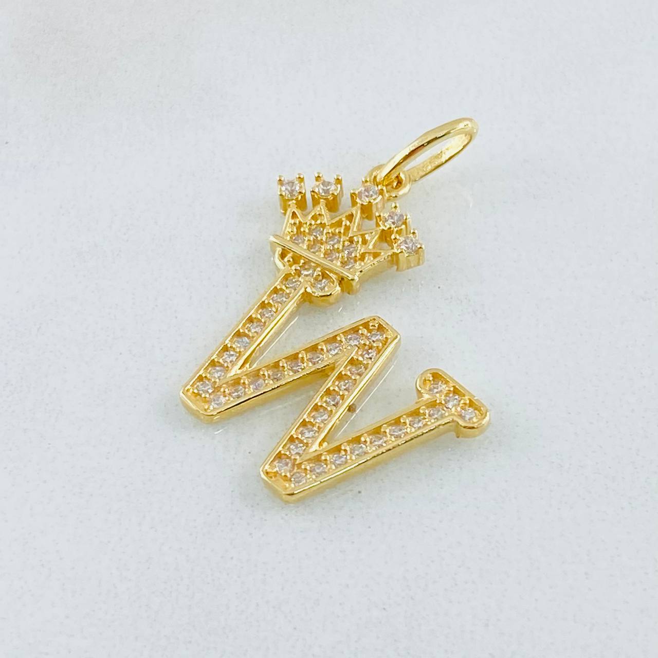 Dije Corona Letra W 2.4g / 1 in Oro Amarillo 18K