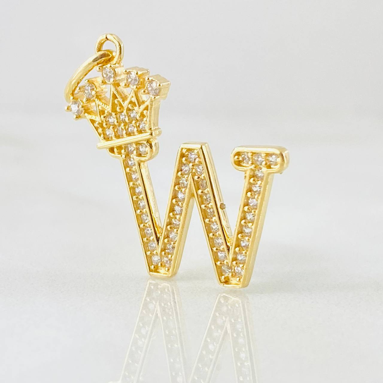 Dije Corona Letra W 2.2g / 1 in Oro Amarillo 18K