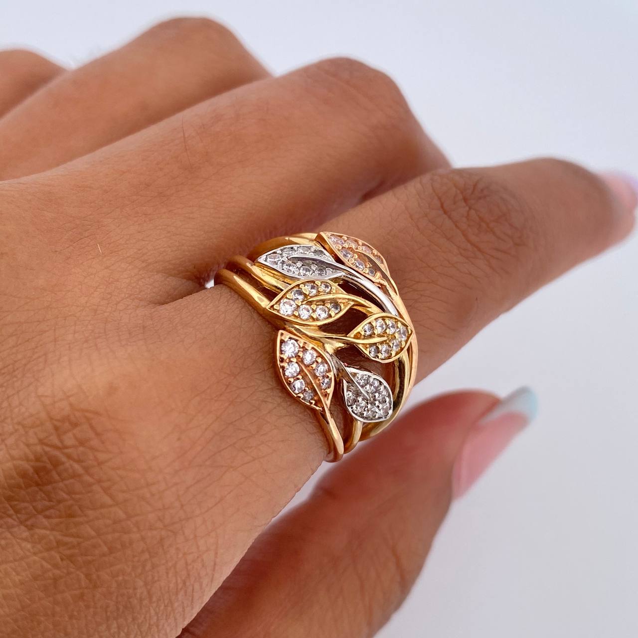 Anillo Hojas 5.4gr / T6 3/4 / Circones Blancos Tres Oros 18K $