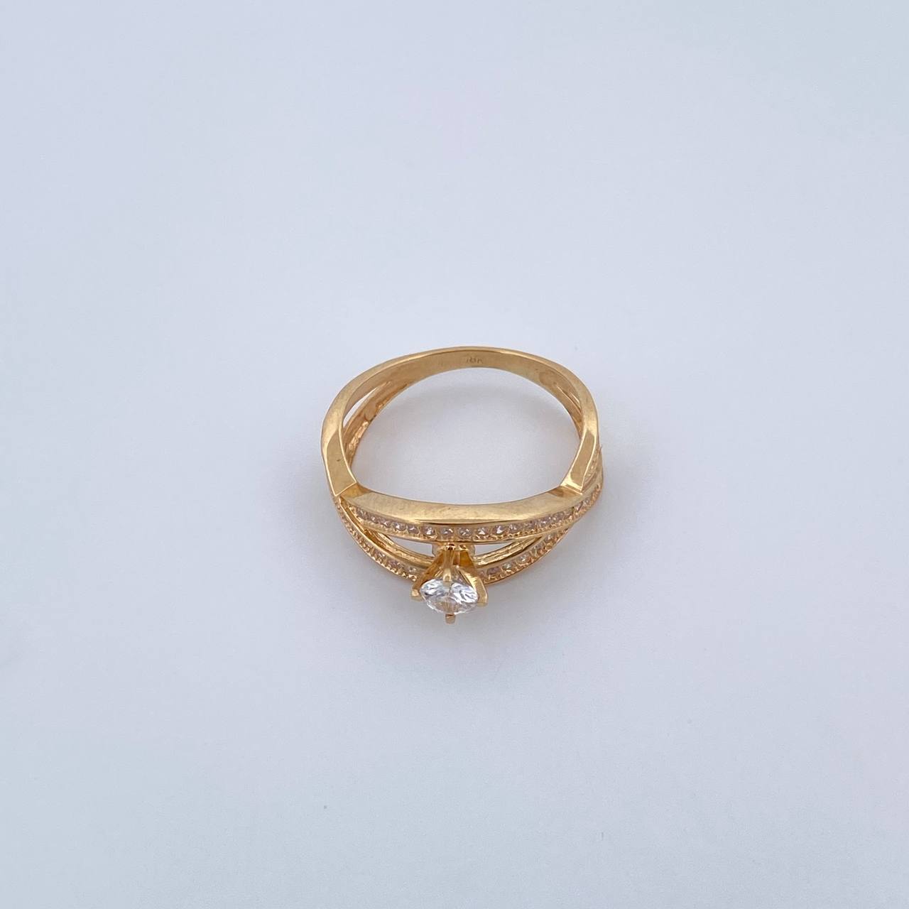 Anillo Solitario Lineas Cruzadas 2.9gr / T6 1/4 / Circones Blancos Oro Amarillo 18K $