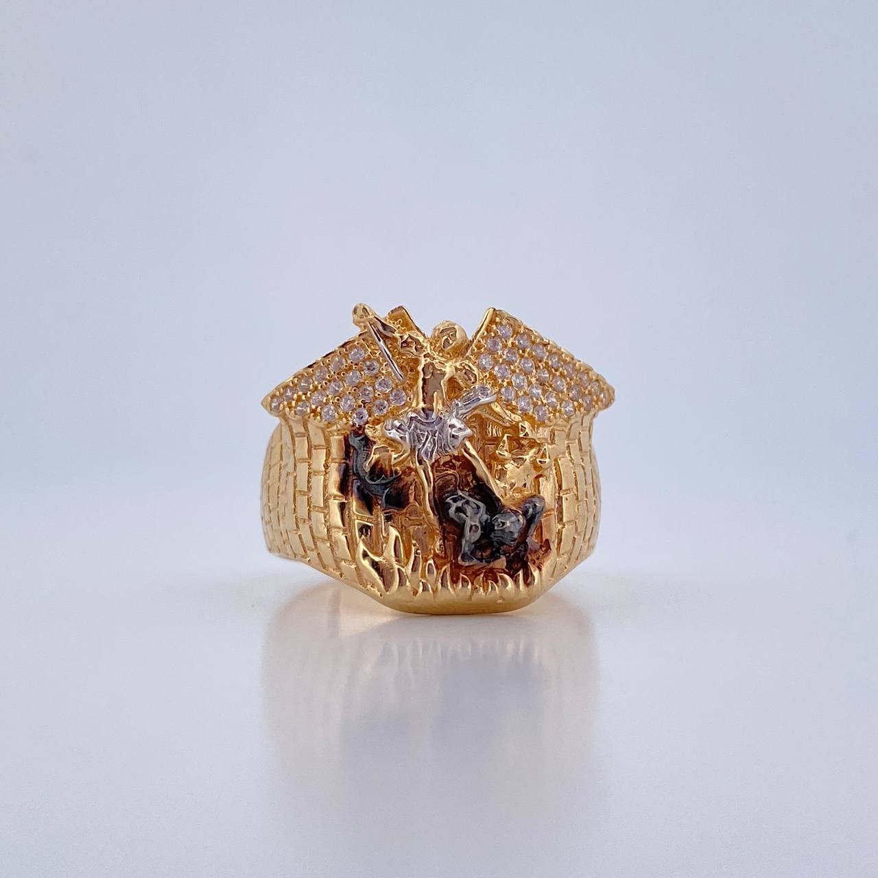 Anillo San Miguel Arcangel 9.05gr / T10 1/4 / Circones Blancos Tres Oros 18K $