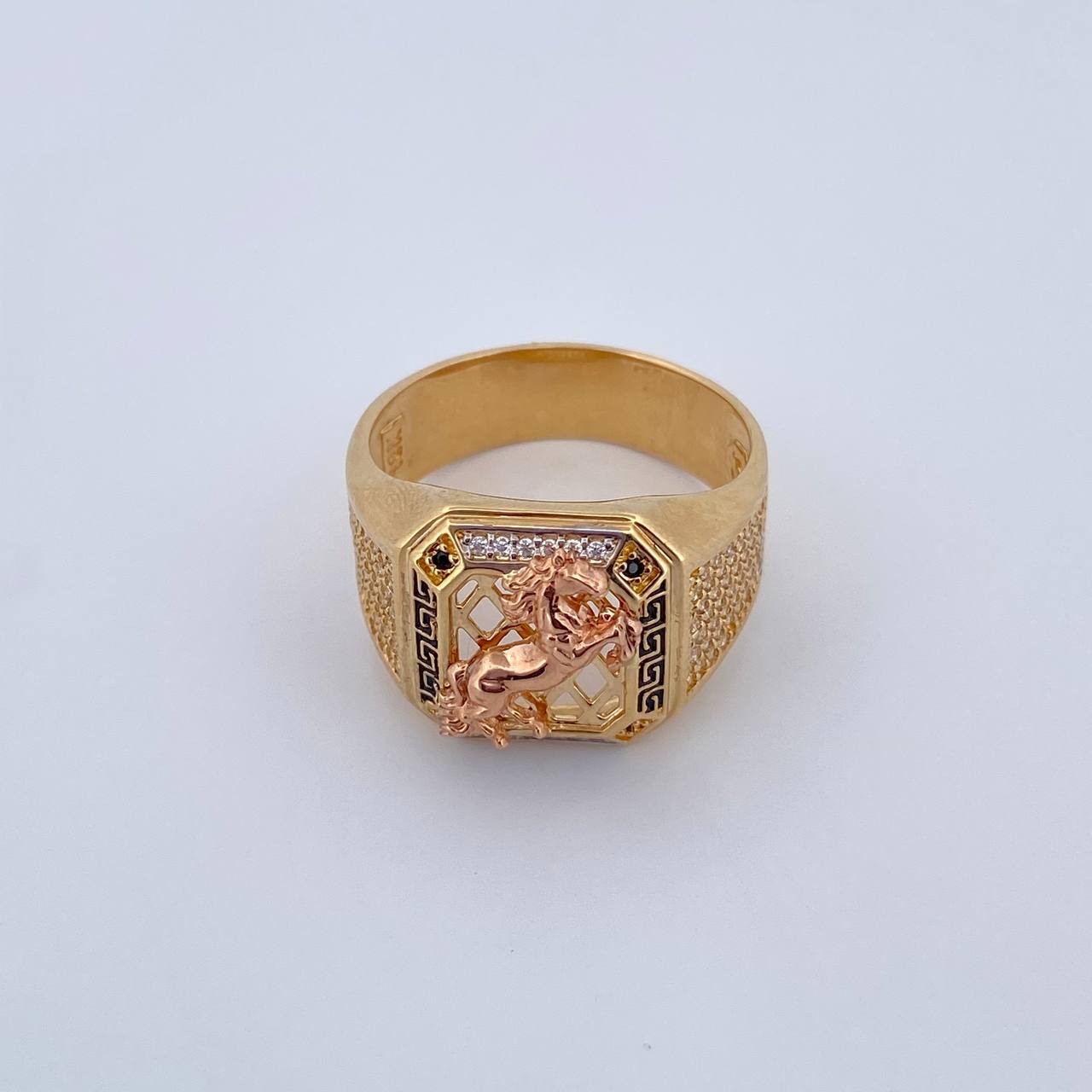 Anillo Caballo 9.1gr / T10 / Circones Blancos Tres Oros 18K $