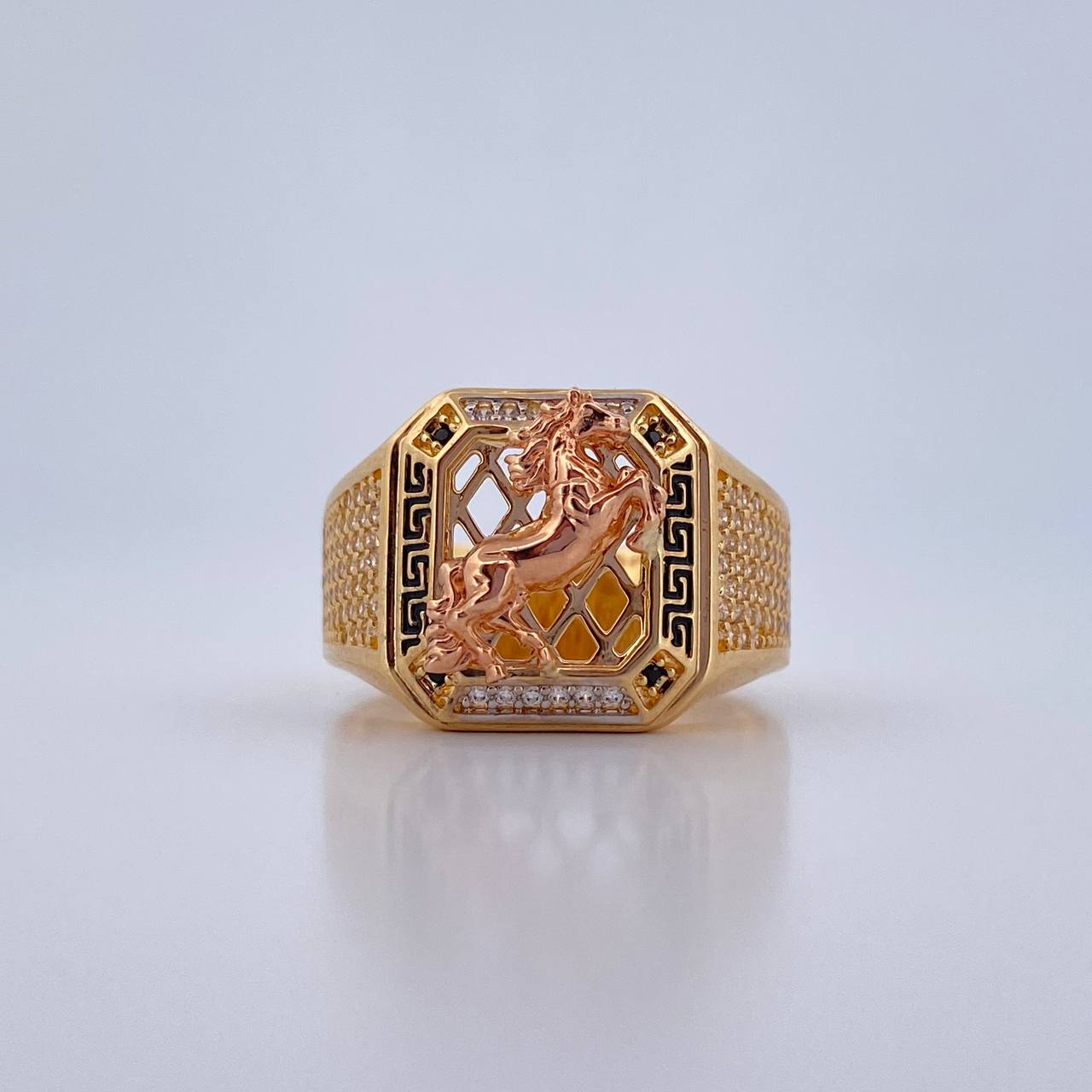 Anillo Caballo 9.1gr / T10 / Circones Blancos Tres Oros 18K $