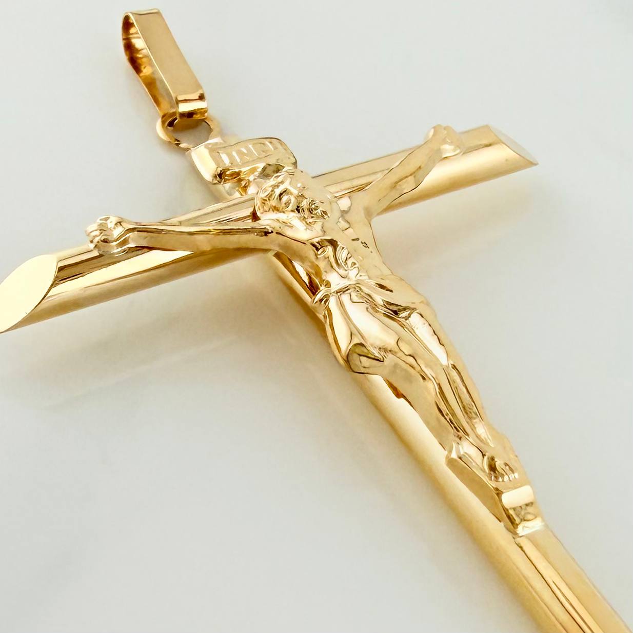 Pendant Cross Christ Flat Tips 3.05g / 2 1/4 in 18K Yellow Gold