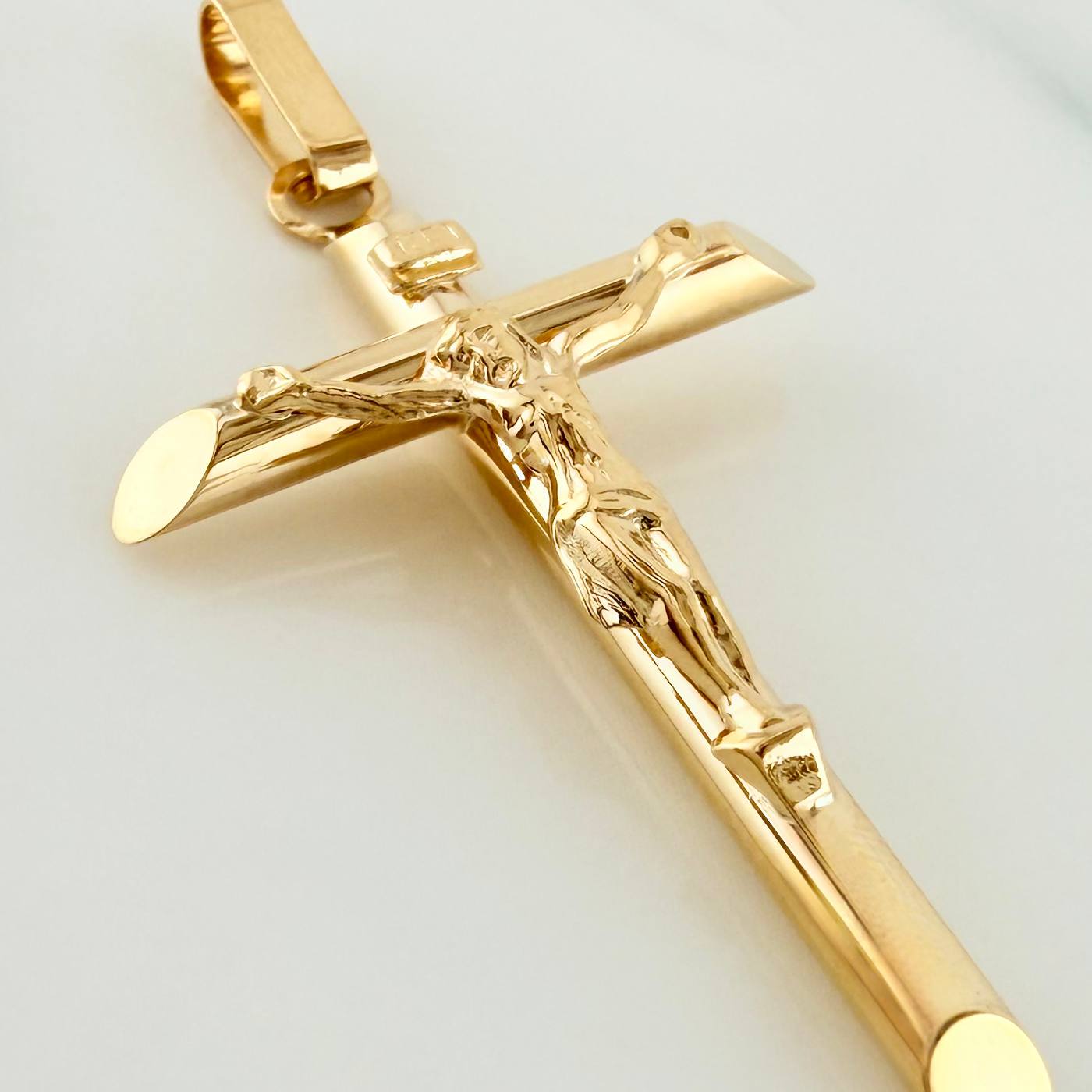 Dije Cruz Cristo 1.8 g / 2 in Oro Amarillo 18K
