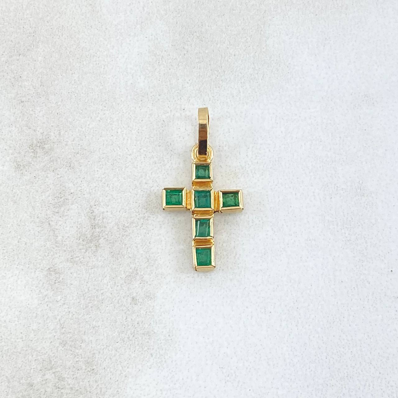 Dije Cruz Latina Cuadricular 0.9gr / 2cm / Esmeraldas 30pts Oro Amarillo 18K (Joya) *