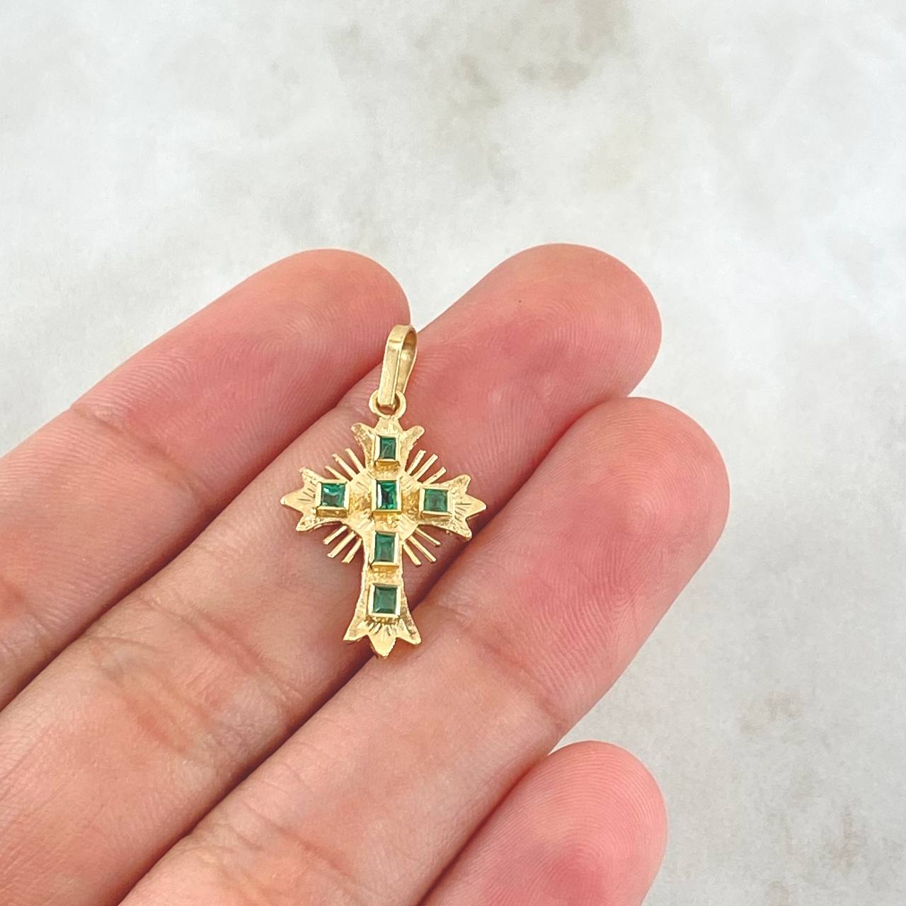 Dije Crúz De Altar 1.1gr / 2.5cm / Esmeraldas 24pts Oro Amarillo 18K (Joya)
