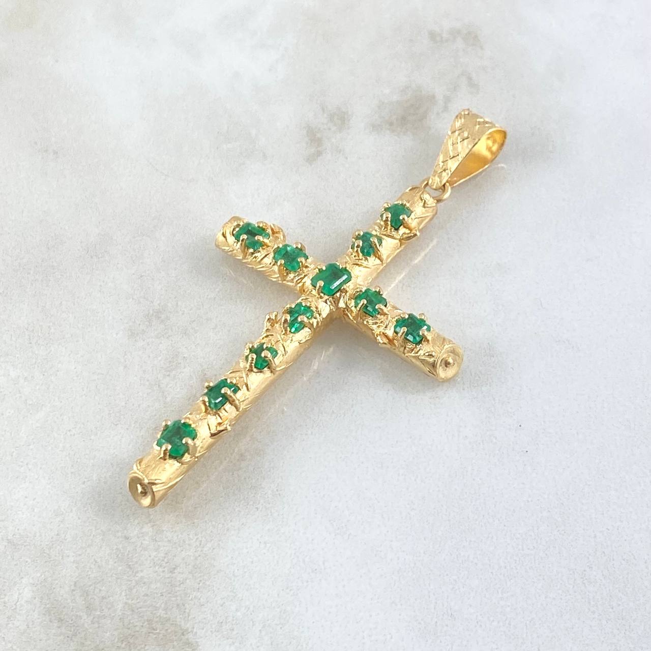 Dije Cruz Tronco 6.1gr / 5.5cm / Esmeraldas 2.1 Qts Oro Amarillo 18K (Joya) ©