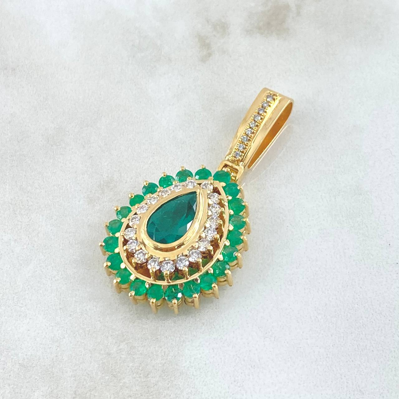 Dije Lagrima Marquesa 11.5gr / 4.2cm / Diamantes 1.2 Qts Esmeraldas 3.4 Qts Oro Amarillo 18K (Joya) ©
