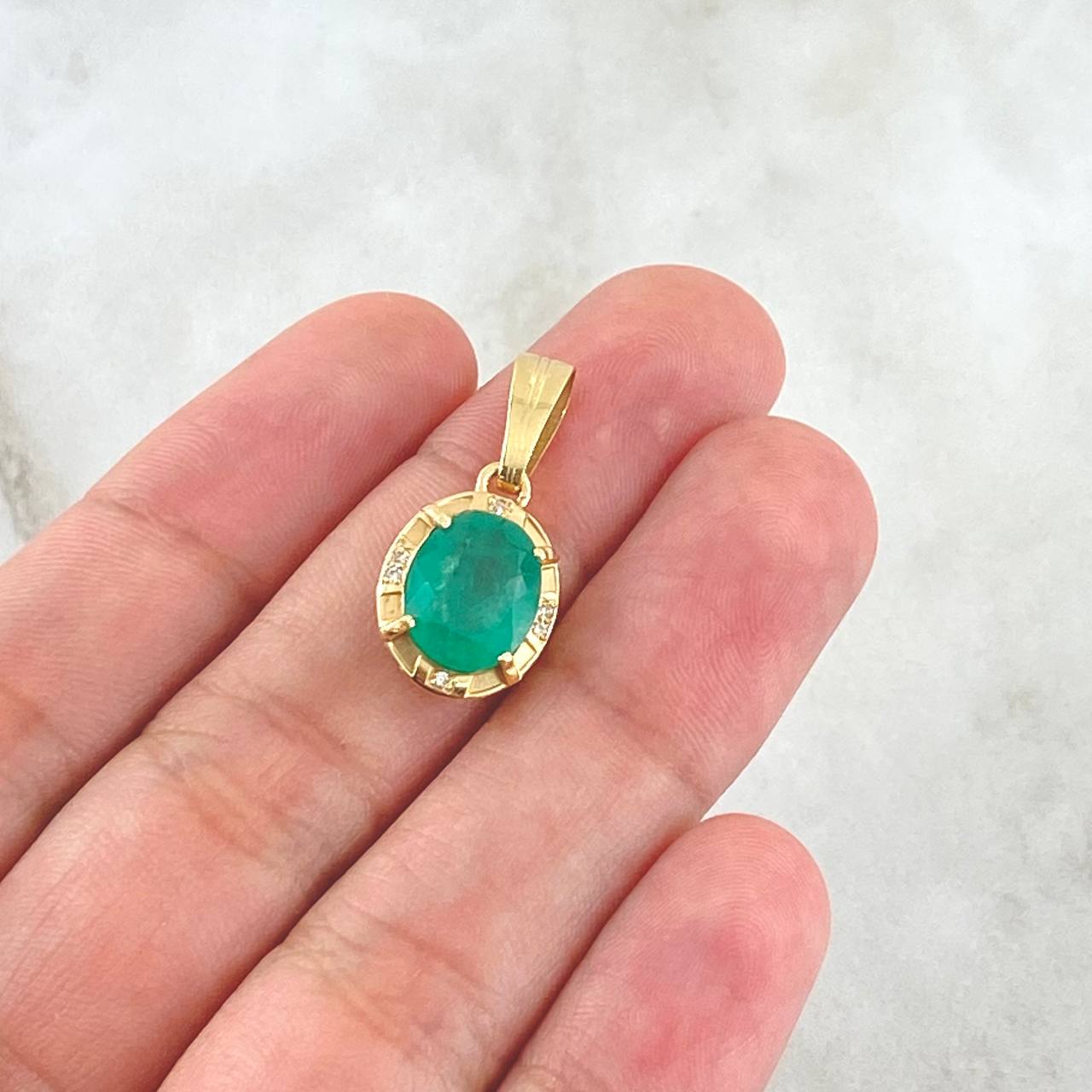 Pendant Oval 2.8gr / 2.4cm / Diamonds 6pts Emerald 3.1 Qts 18K Yellow Gold (Jewel) ©
