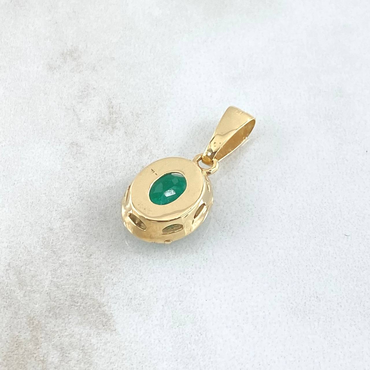 Pendant Oval 2.8gr / 2.4cm / Diamonds 6pts Emerald 3.1 Qts 18K Yellow Gold (Jewel) ©